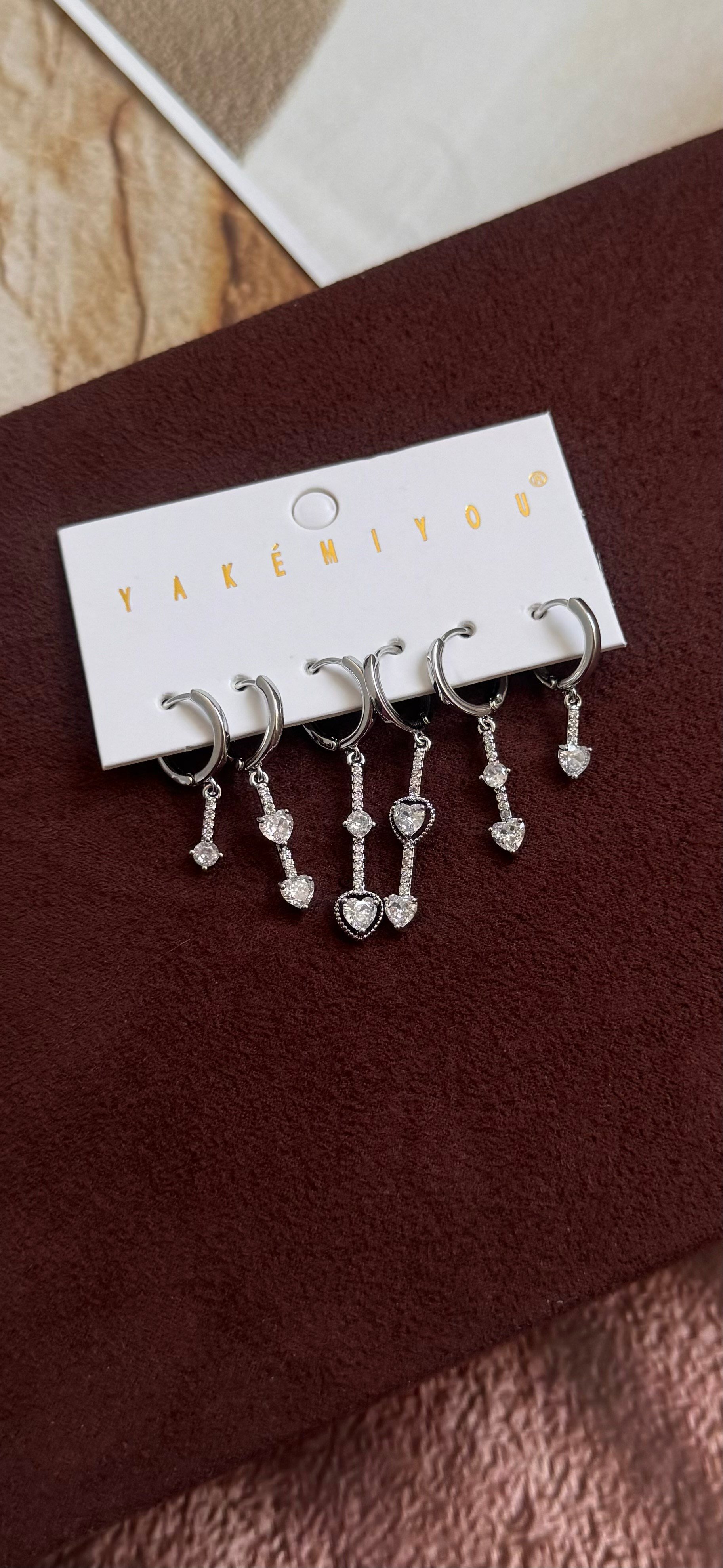 taşlı kalp detaylı küpe seti
