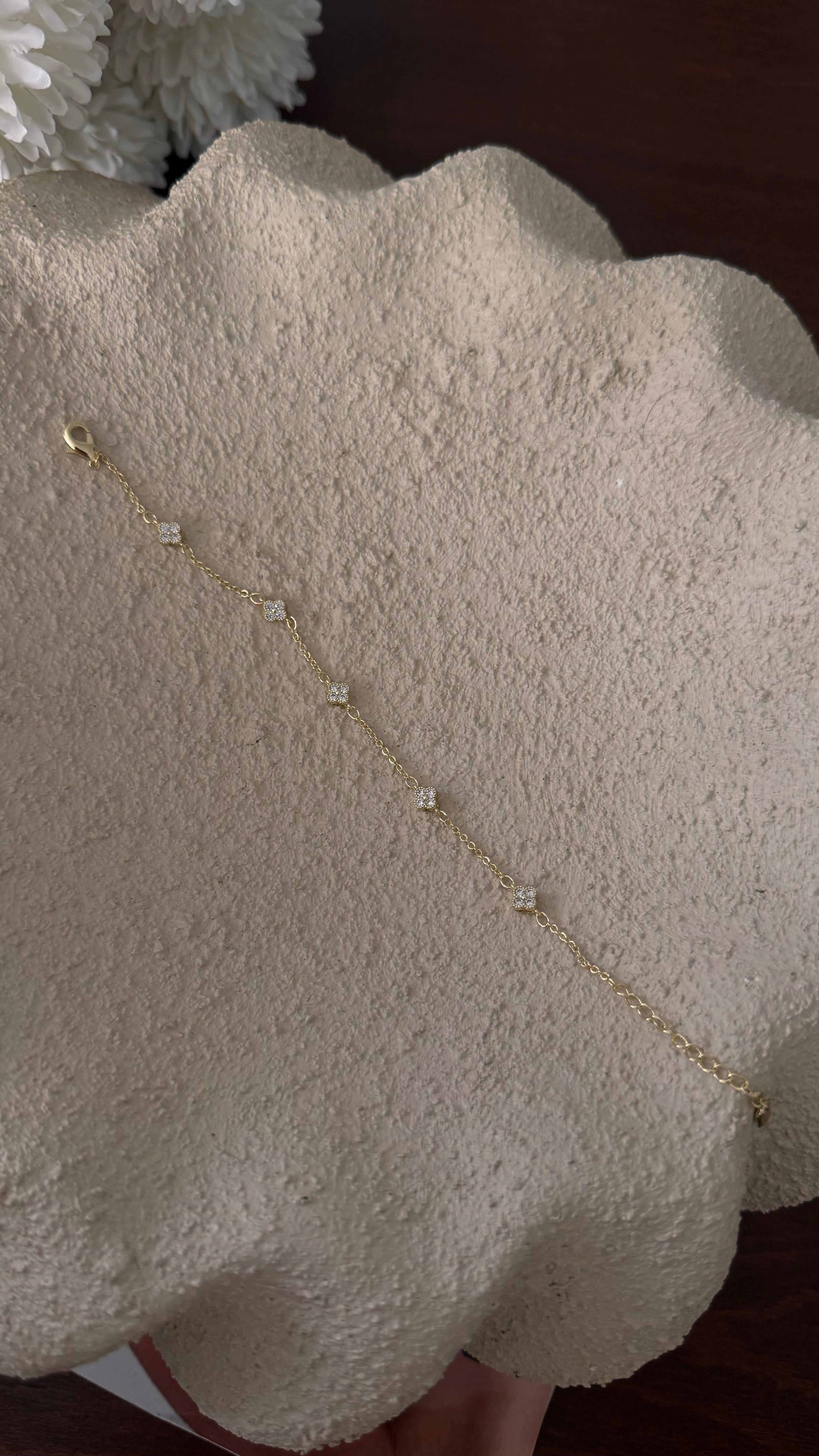 taşlı minimal yonca bileklik