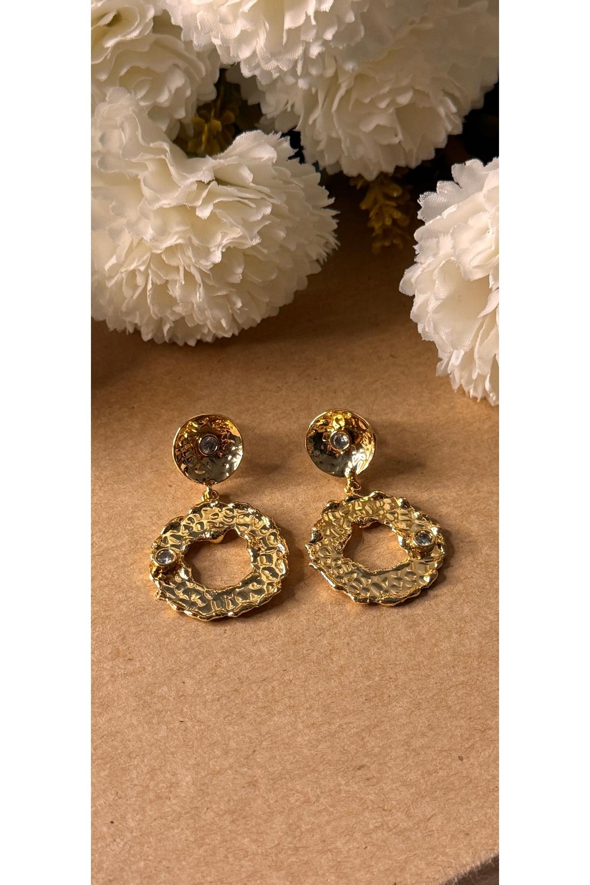 Taşlı sallantılı pinterest gold küpe