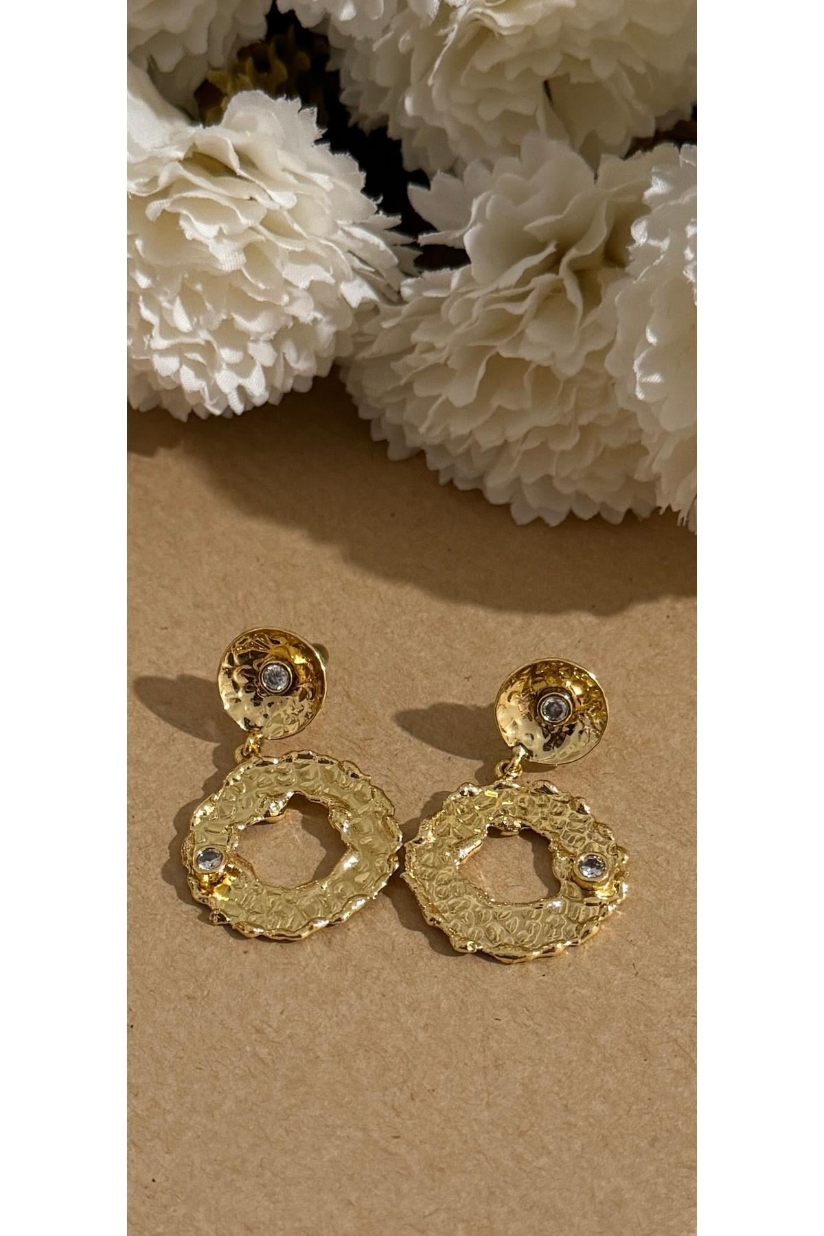 Taşlı sallantılı pinterest gold küpe