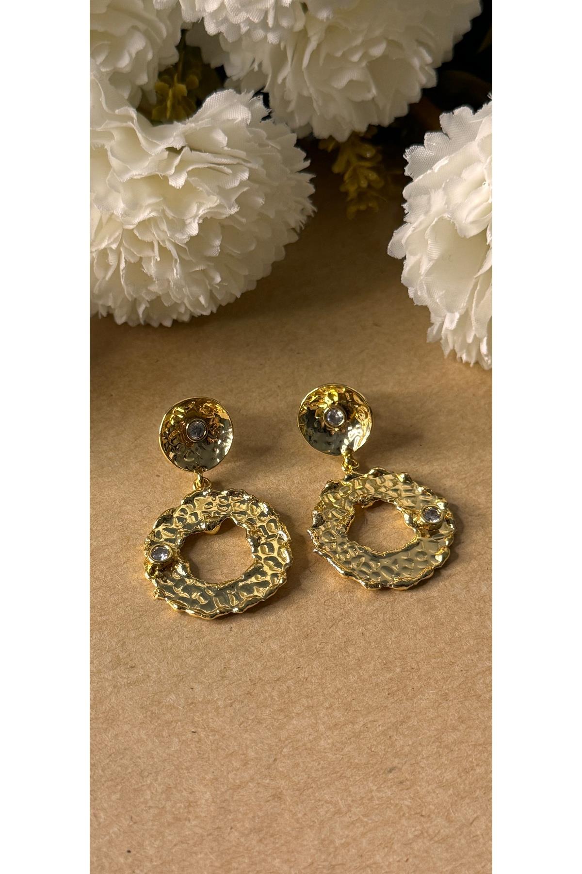 Taşlı sallantılı pinterest gold küpe