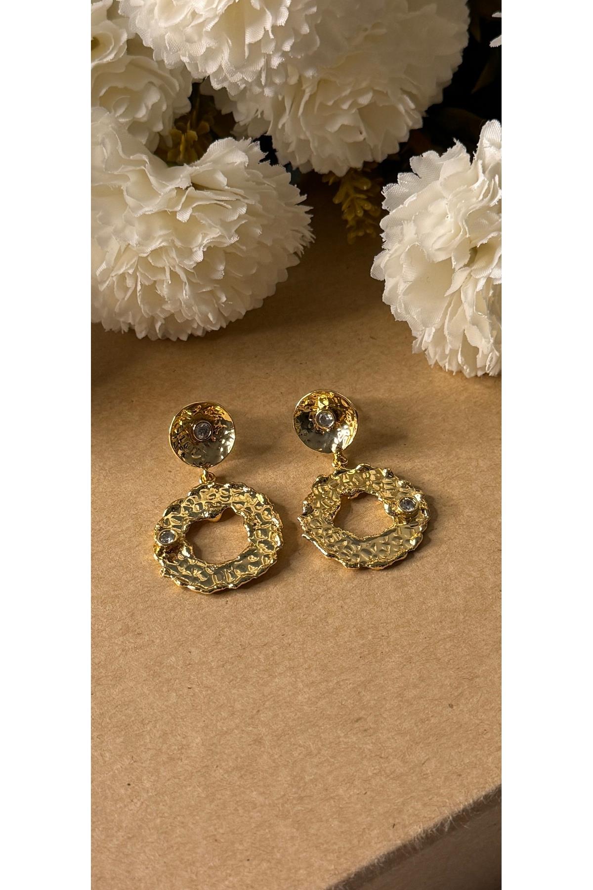 Taşlı sallantılı pinterest gold küpe