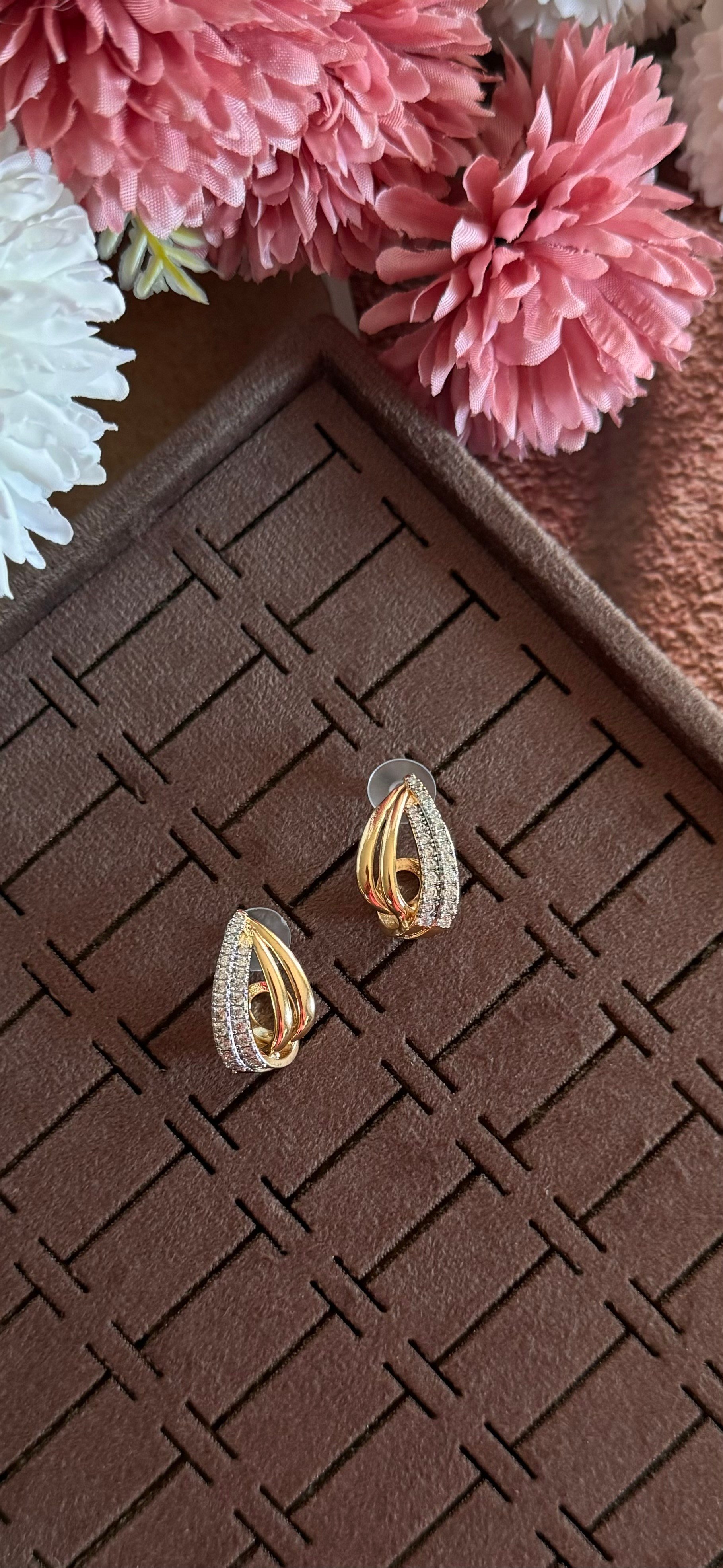zirkon taş detaylı gold küpe