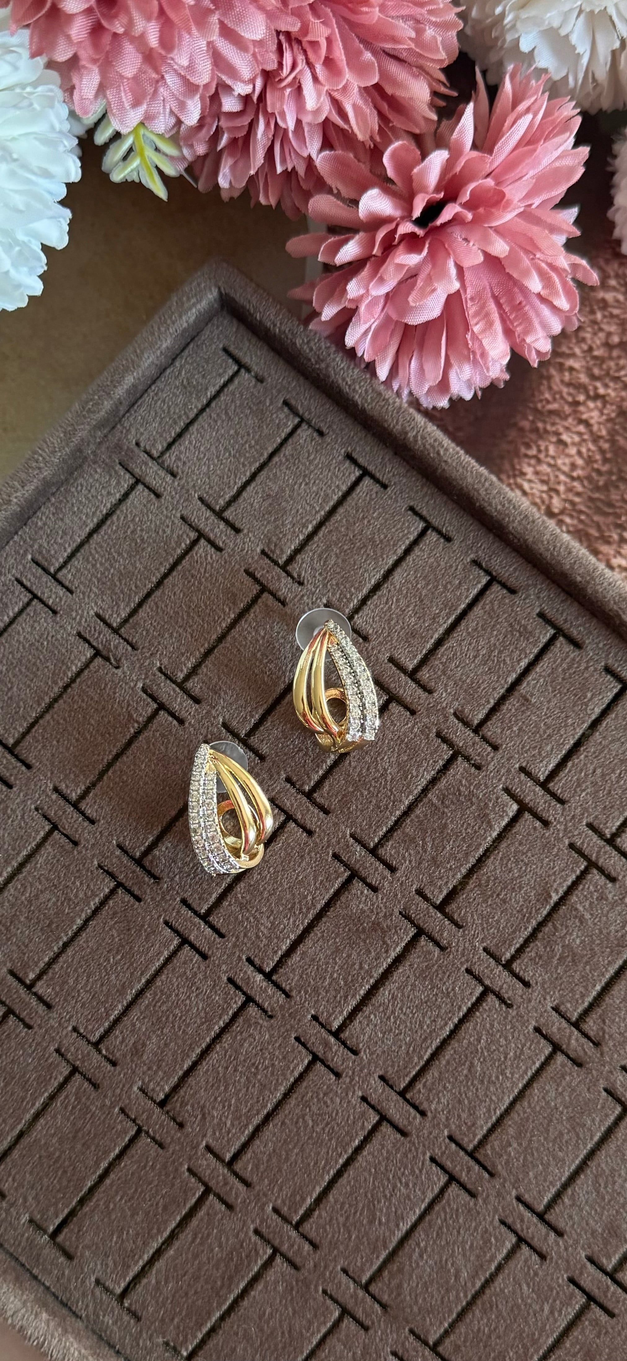 zirkon taş detaylı gold küpe