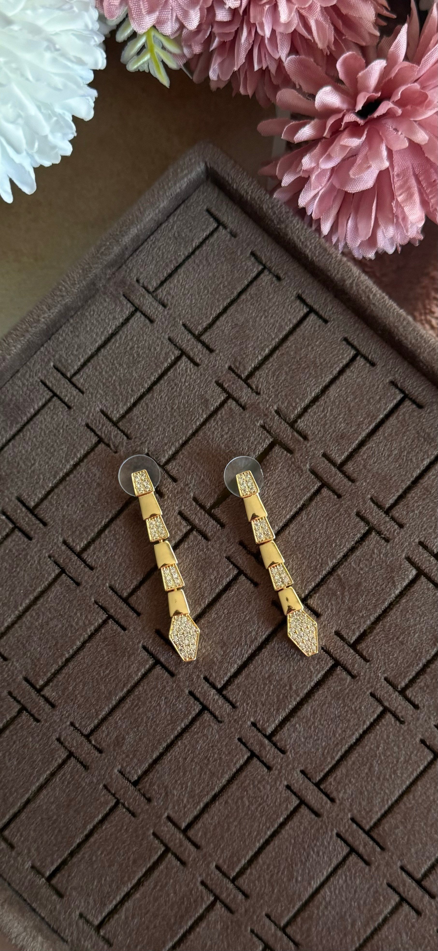 zirkon taş detaylı sallantılı küpe