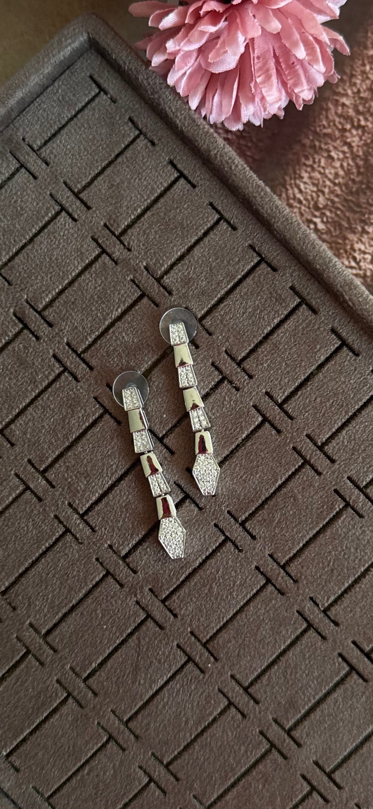 zirkon taş detaylı sallantılı küpe