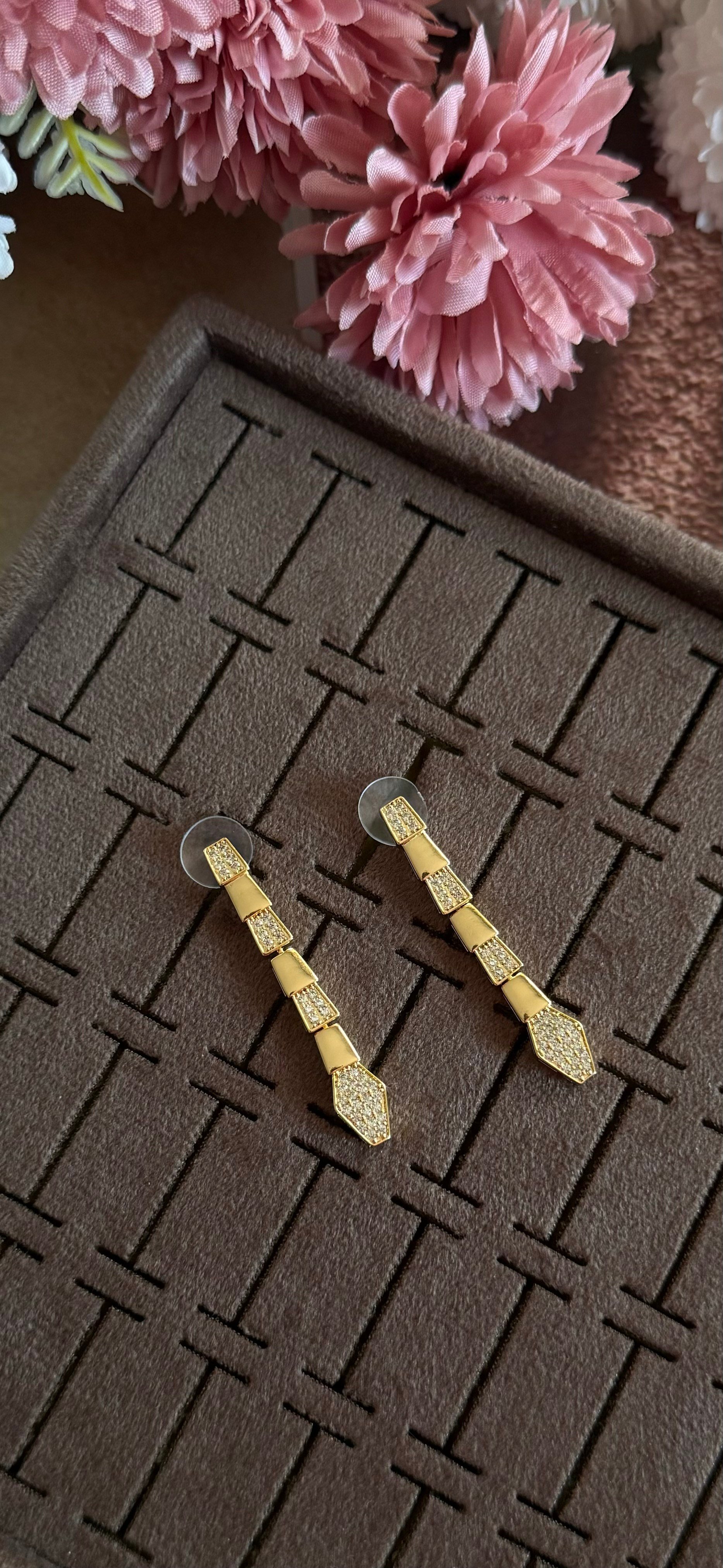 zirkon taş detaylı sallantılı küpe