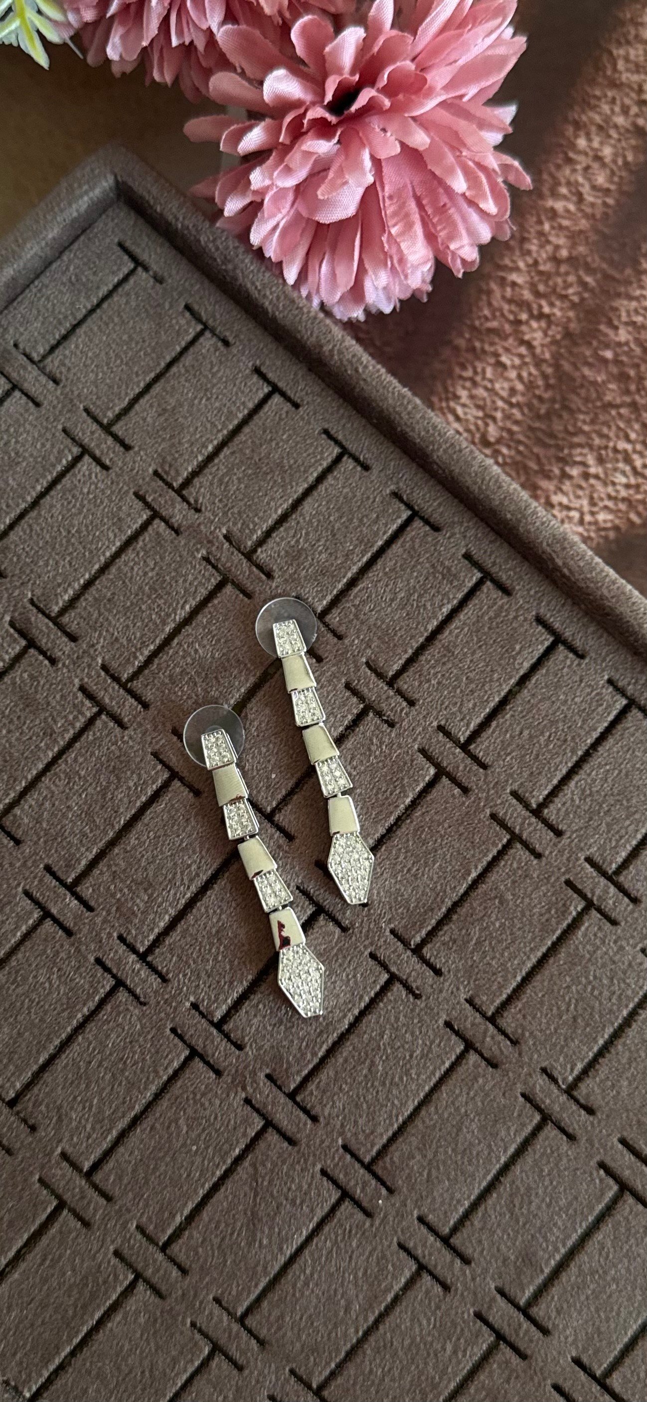 zirkon taş detaylı sallantılı küpe