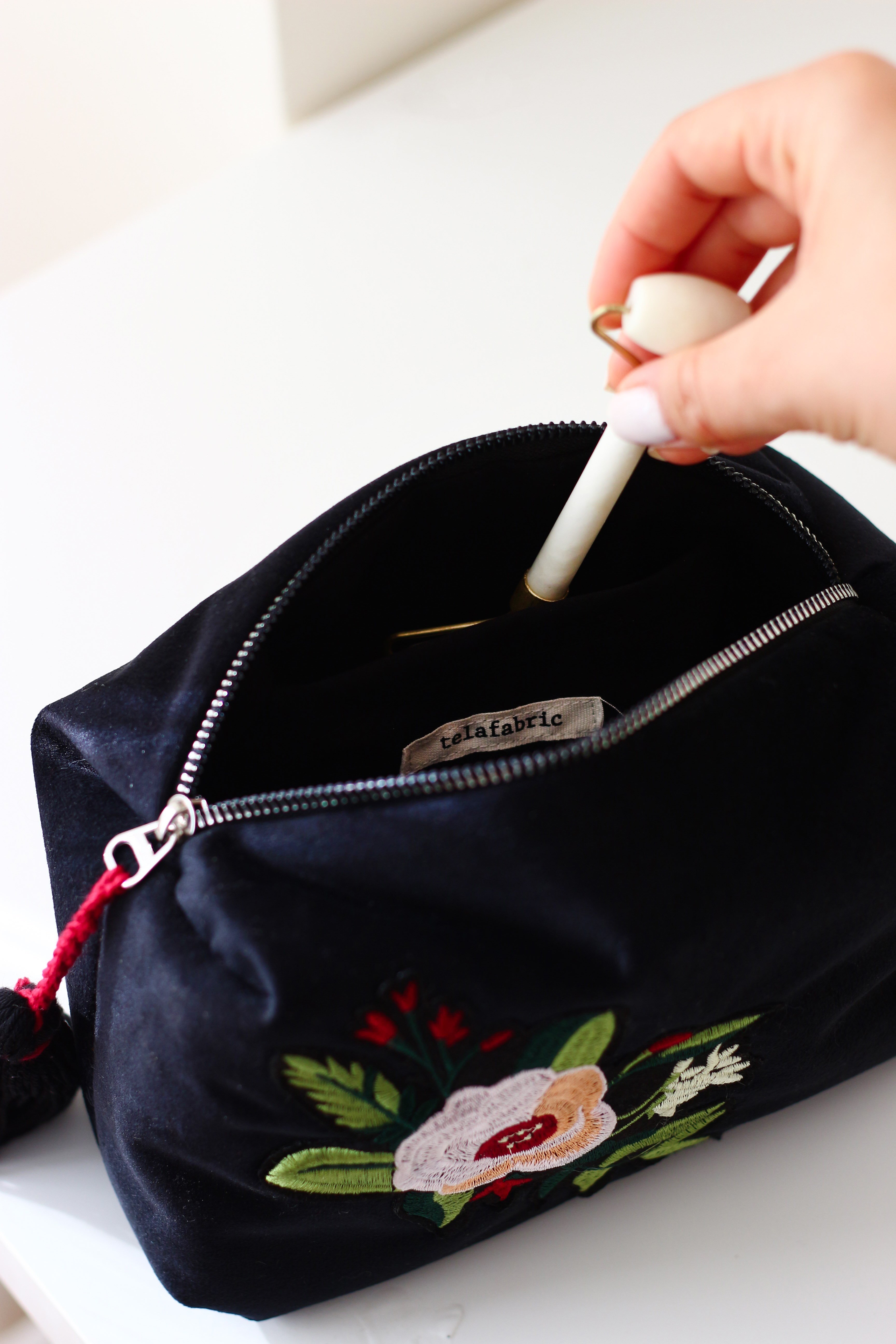 APLİKELİ KADİFE MAKYAJ ÇANTASI & CLUTCH *siyah*