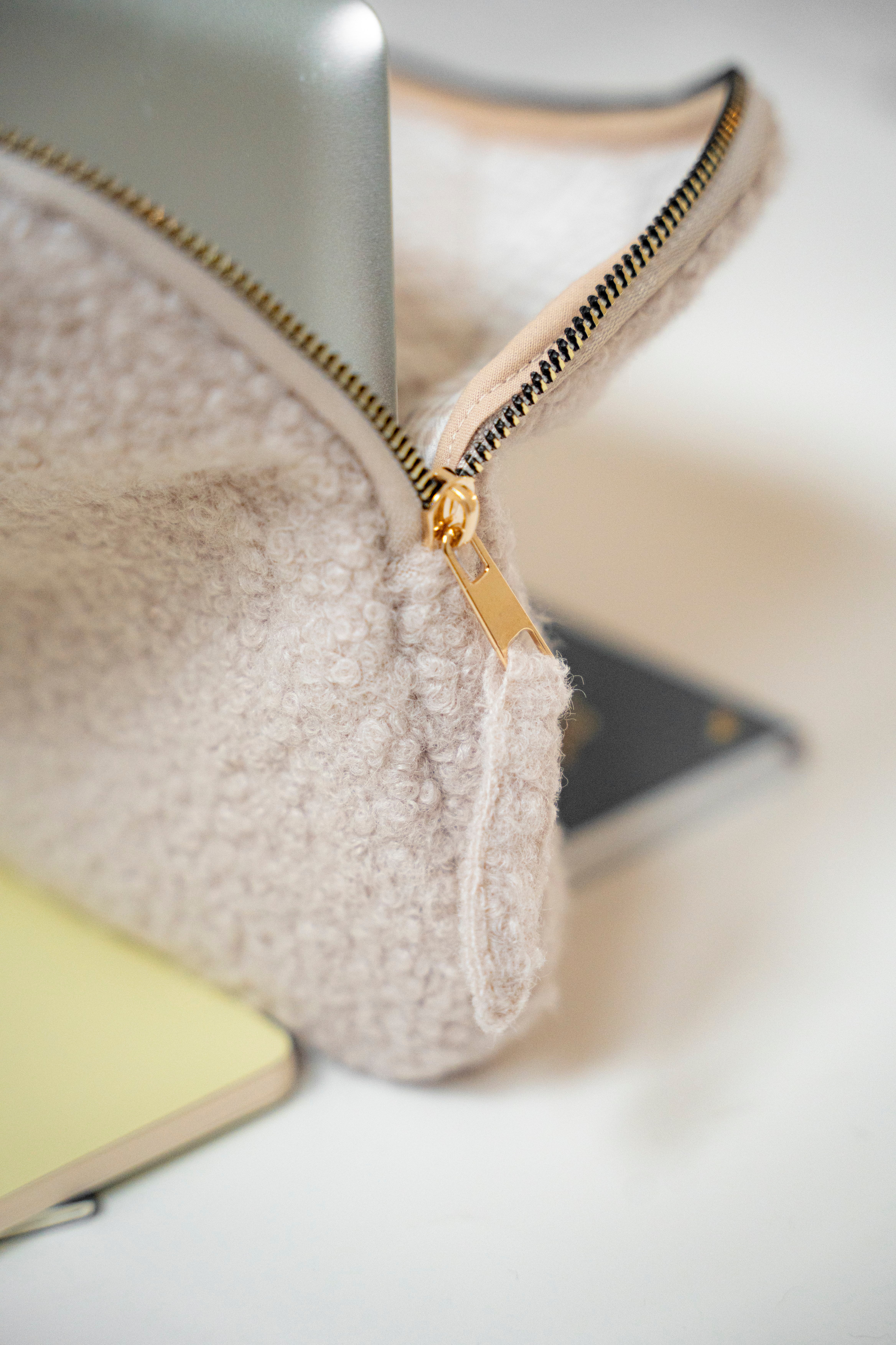 BUKLET TABLET & IPAD ÇANTASI – EKRU