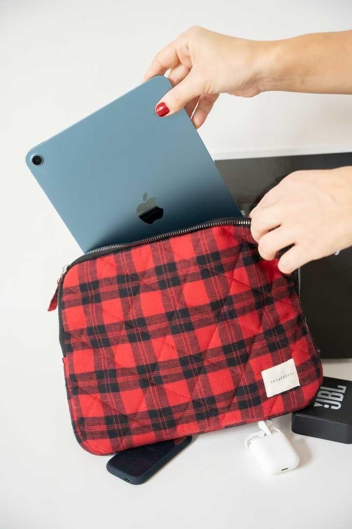 KIRMIZI SİYAH EKOSE EL YAPIMI TABLET ÇANTASI