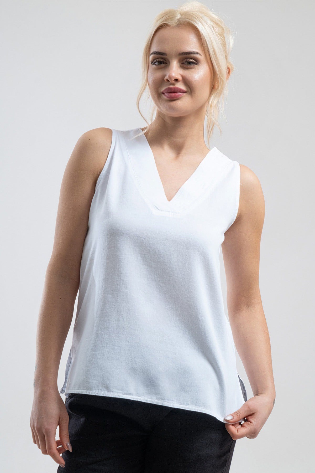 Bold & Young Kadın Beyaz V Yakalı Pli Detaylı Kolsuz Pamuklu T-Shirt
