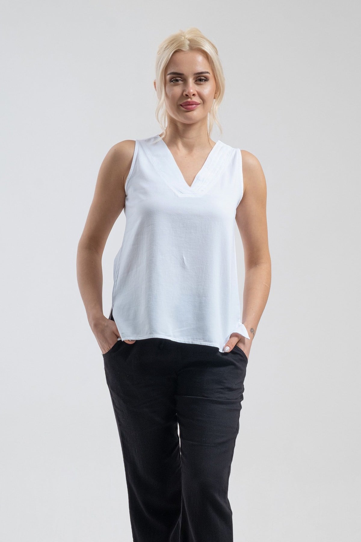 Bold & Young Kadın Beyaz V Yakalı Pli Detaylı Kolsuz Pamuklu T-Shirt