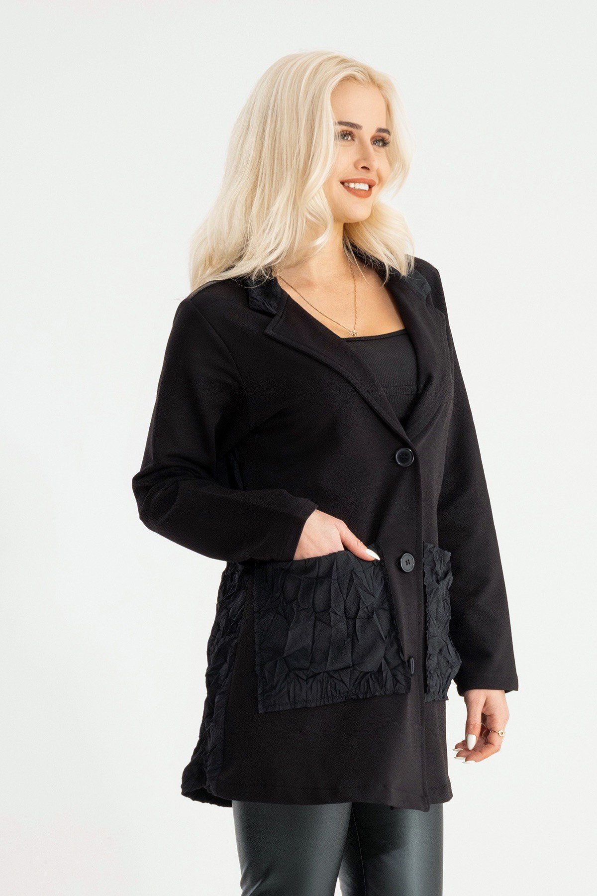 Bold & Young Kadın Siyah Cepli Arkası Kraş Detaylı Düğmeli Blazer Ceket 