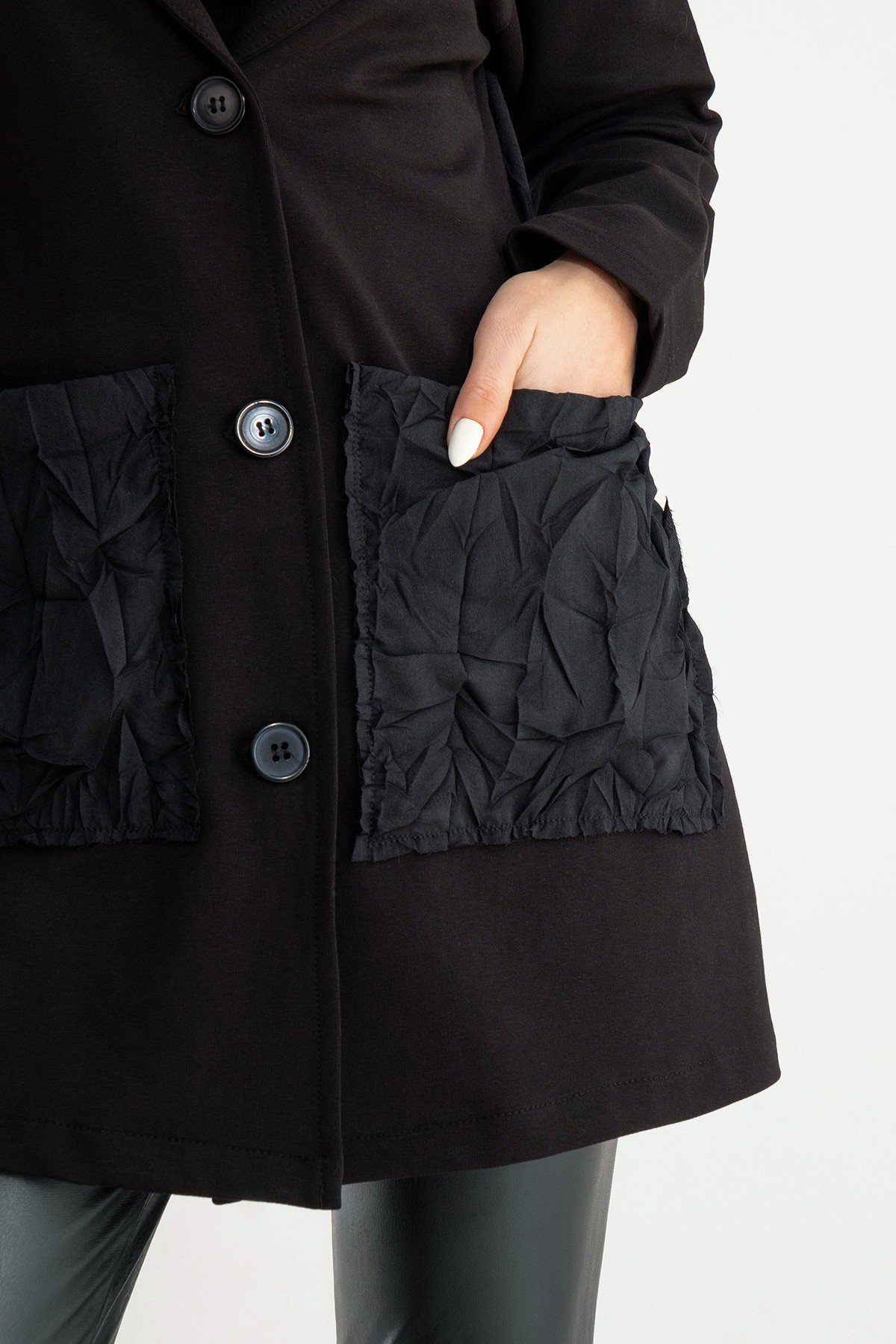 Bold & Young Kadın Siyah Cepli Arkası Kraş Detaylı Düğmeli Blazer Ceket 