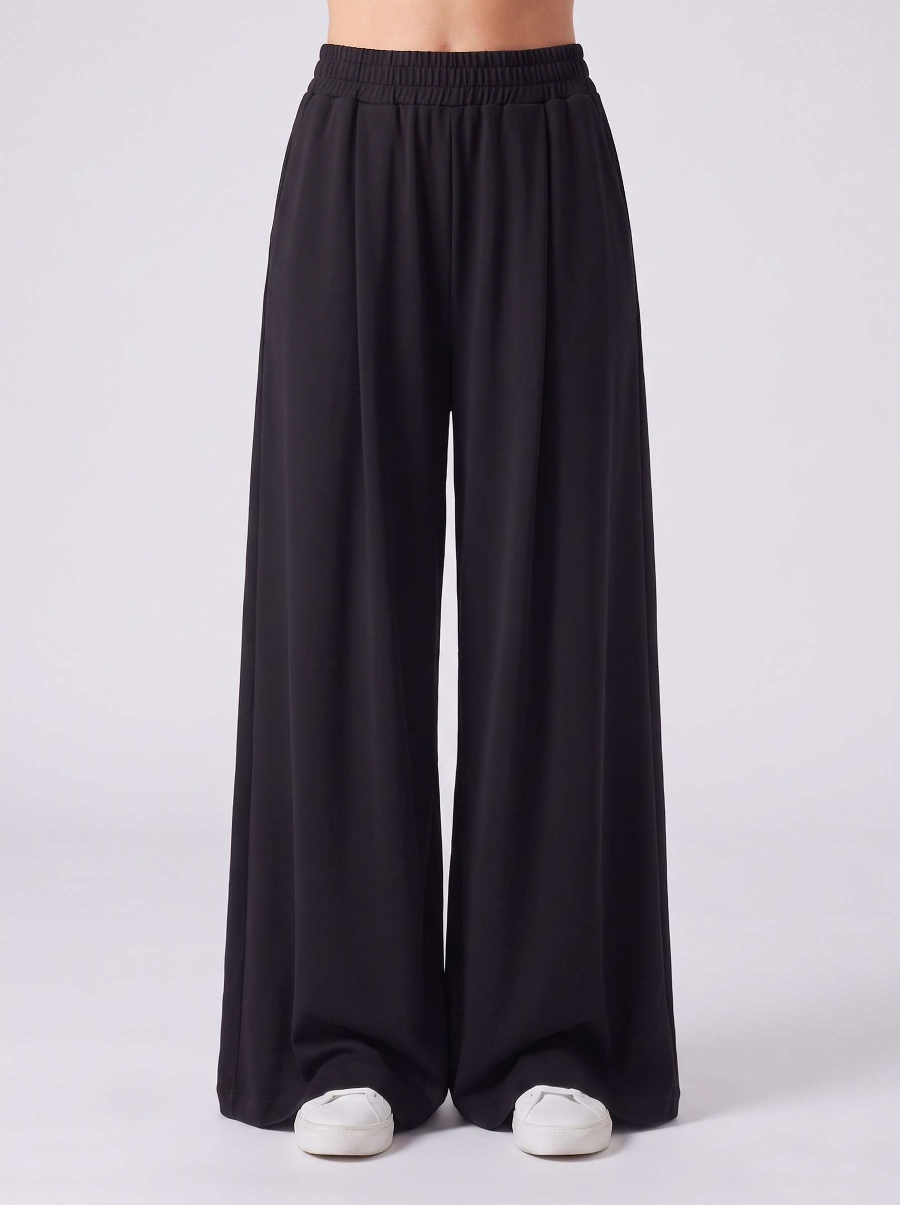 Bold & Young Kadın Siyah Modal Kumaş Beli Lastikli Ön Pileli Bol Paça Pantolon