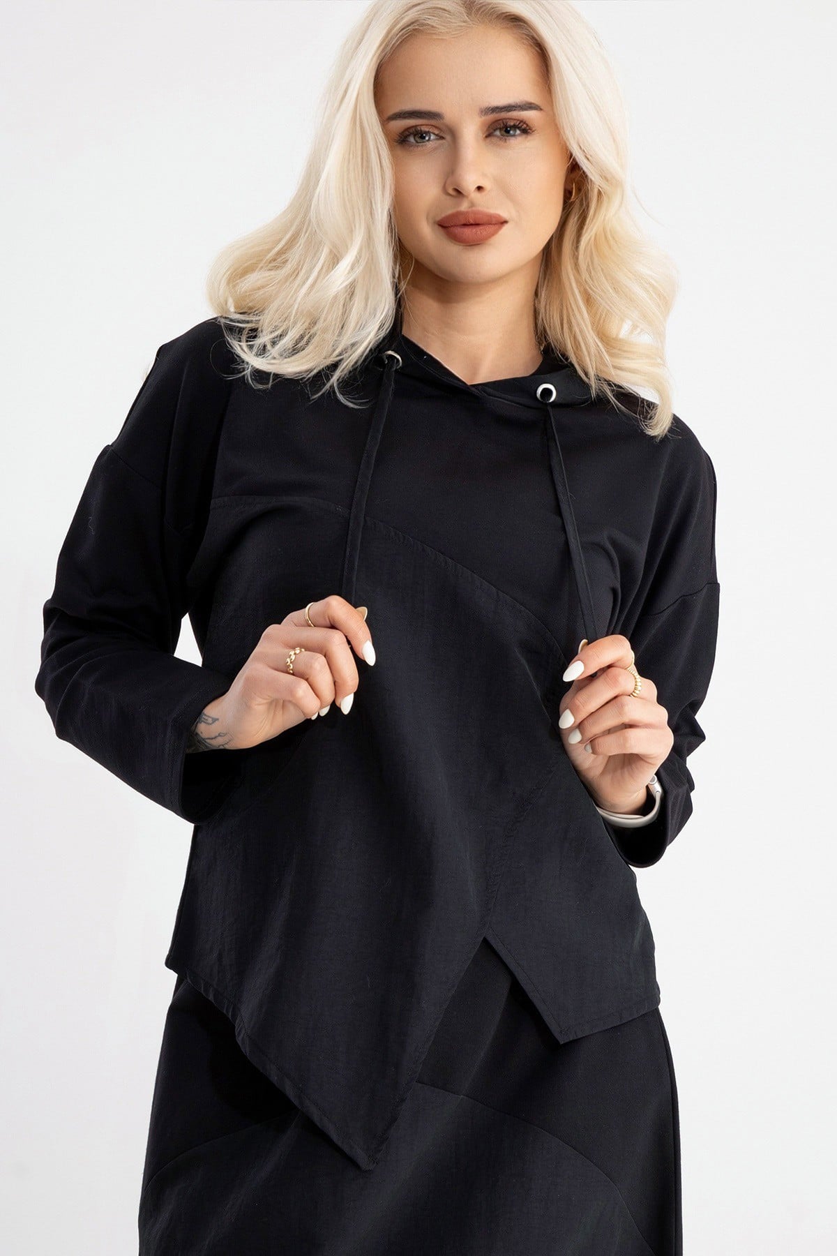 Bold & Young Siyah Kapüşonlu Sweatshirt – Polyamid Paraşüt Karışımlı, Asimetrik Etek Uçlu