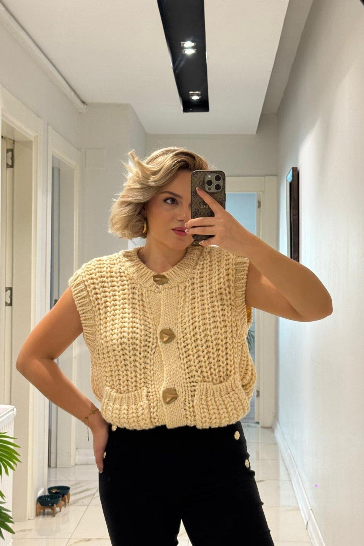 Kalın Örgü Detaylı Düğmeli Selanik Model Krem Kadın Yelek