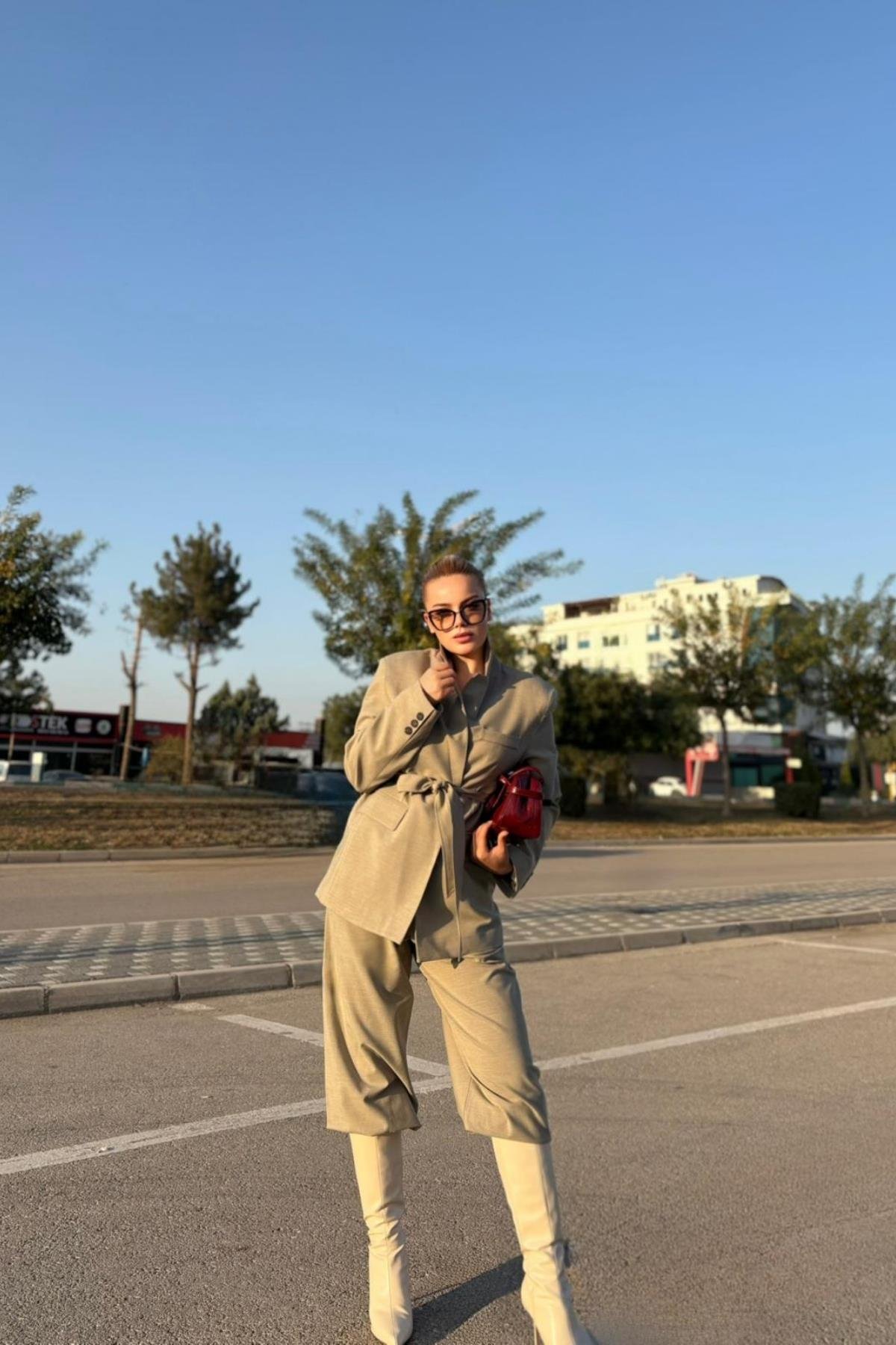 Yüksel Ben Düğmeli Kemer Detaylı Blazer Takım – By Seda ALTAŞ