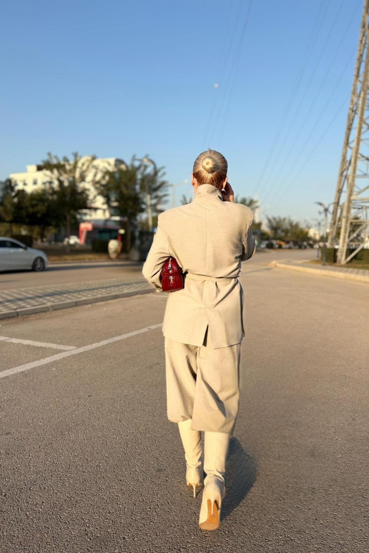 Yüksel Ben Düğmeli Kemer Detaylı Blazer Takım – By Seda ALTAŞ