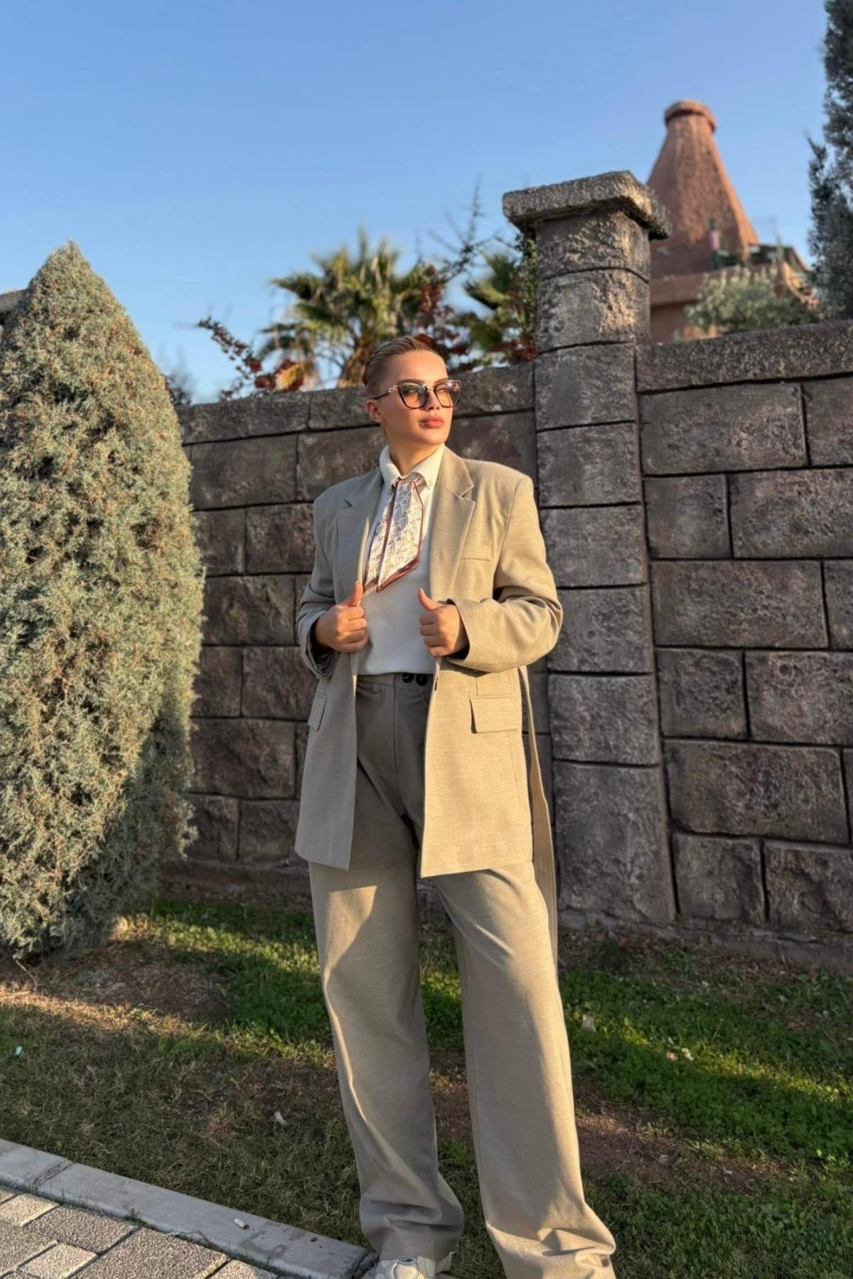 Yüksel Ben Düğmeli Kemer Detaylı Blazer Takım – By Seda ALTAŞ