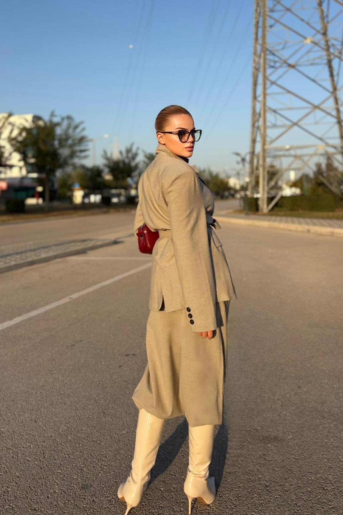 Yüksel Ben Düğmeli Kemer Detaylı Blazer Takım – By Seda ALTAŞ