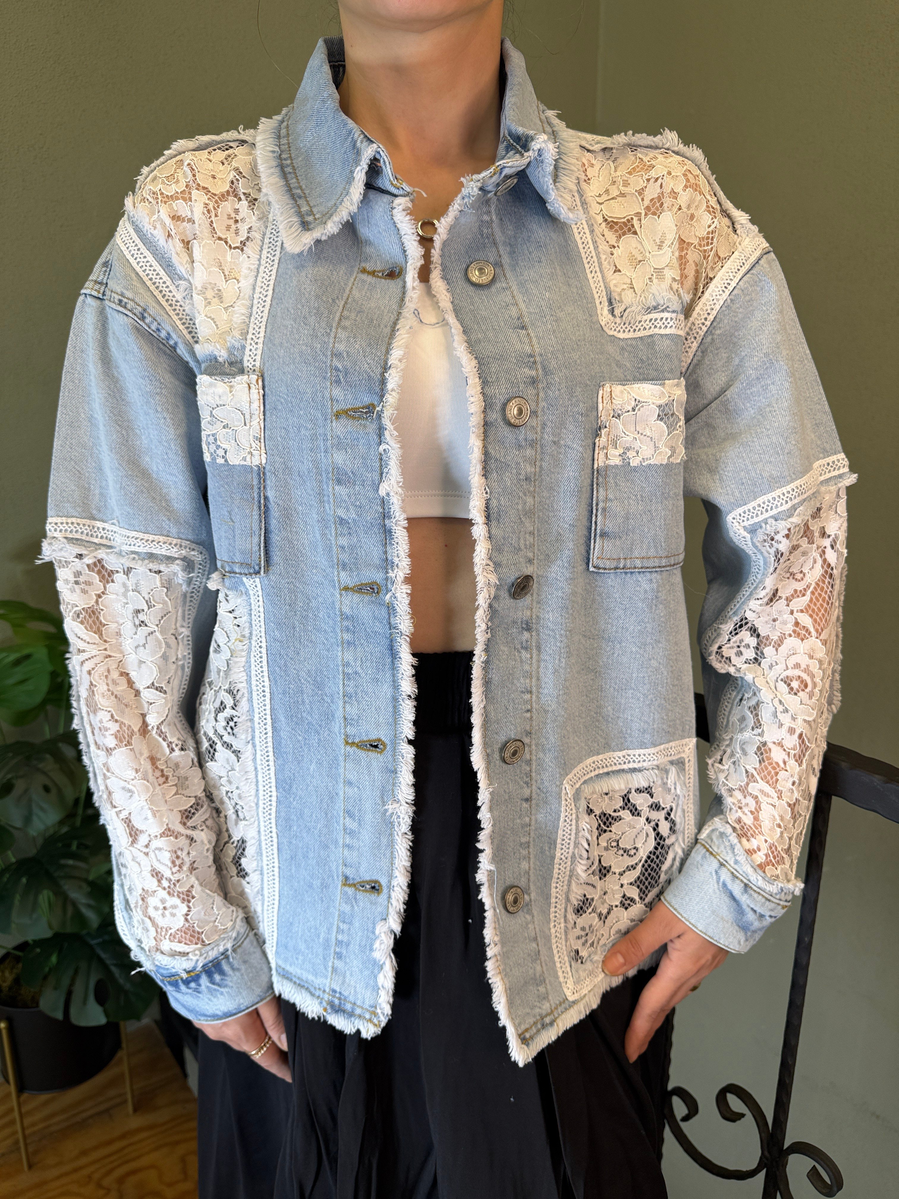 Beyaz Dantel Detaylı Denim Ceket