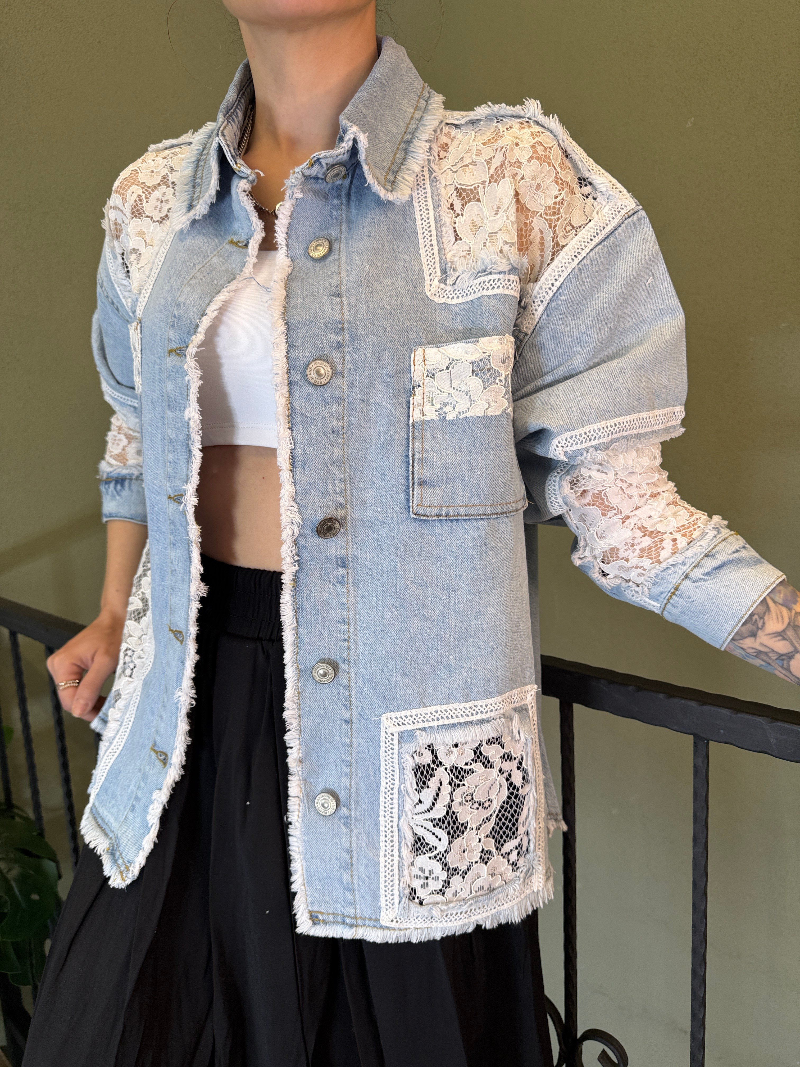 Beyaz Dantel Detaylı Denim Ceket