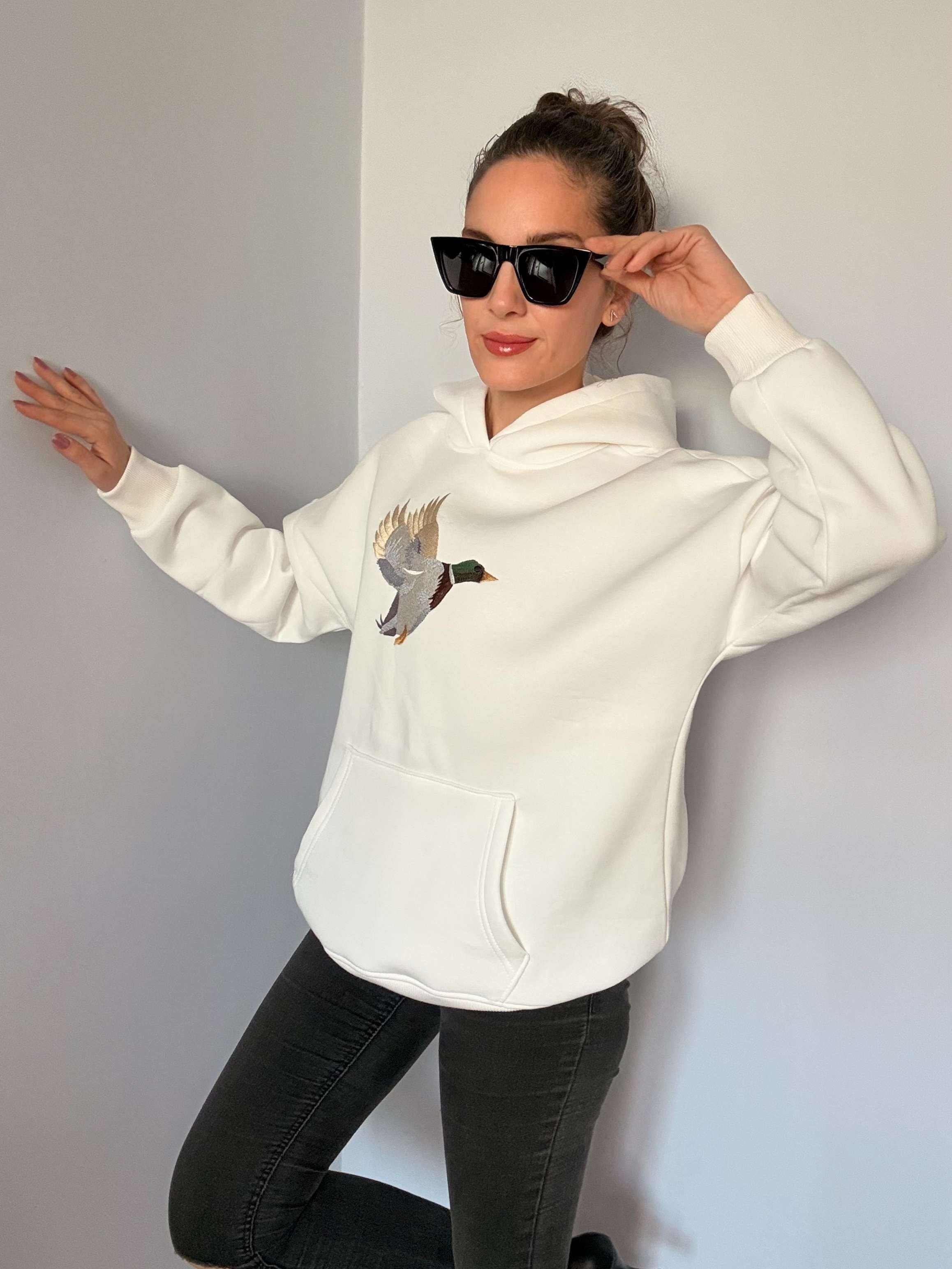 Beyaz Önü Nakış İşleme Şardonlu Sweatshirt