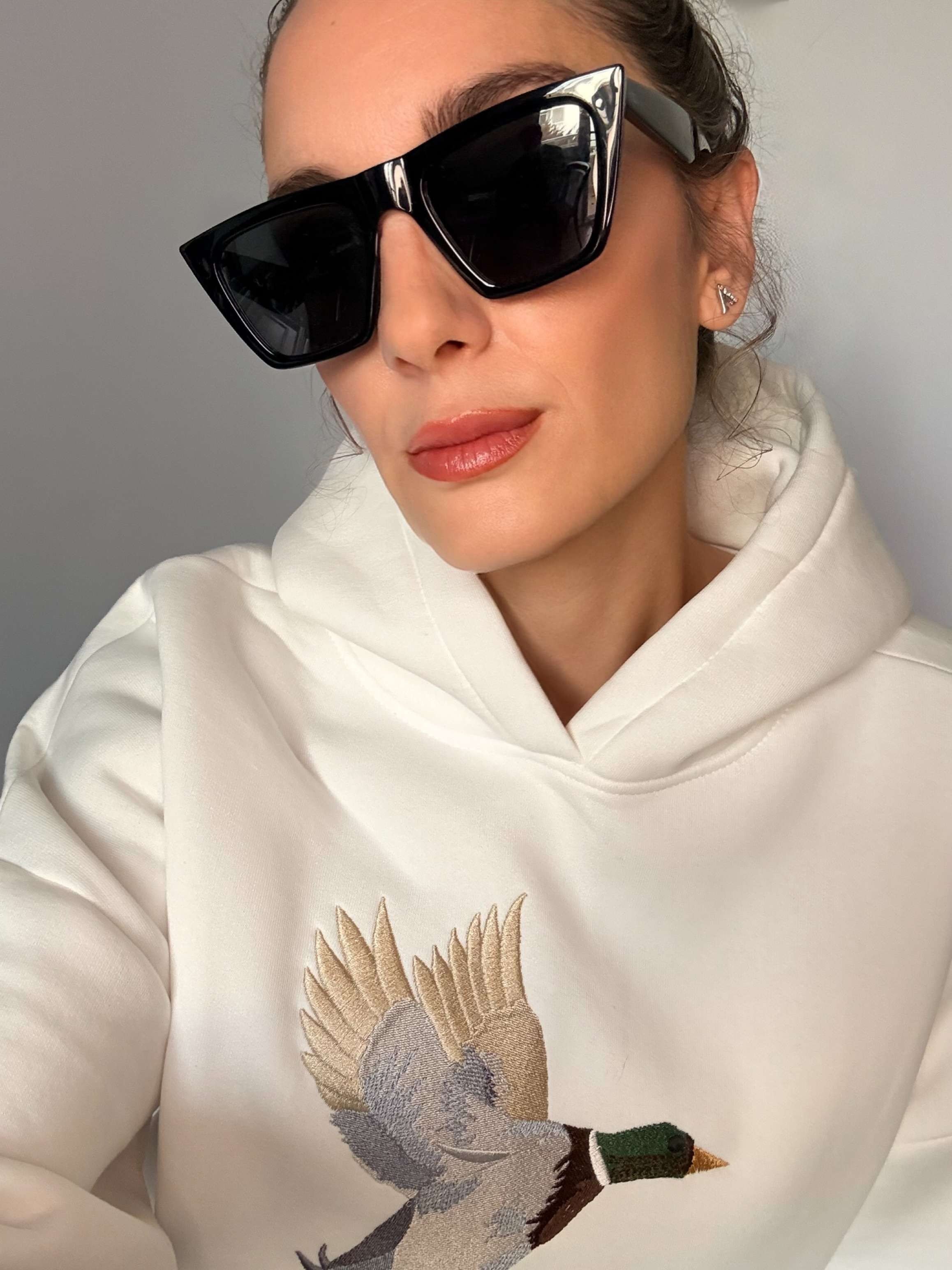 Beyaz Önü Nakış İşleme Şardonlu Sweatshirt