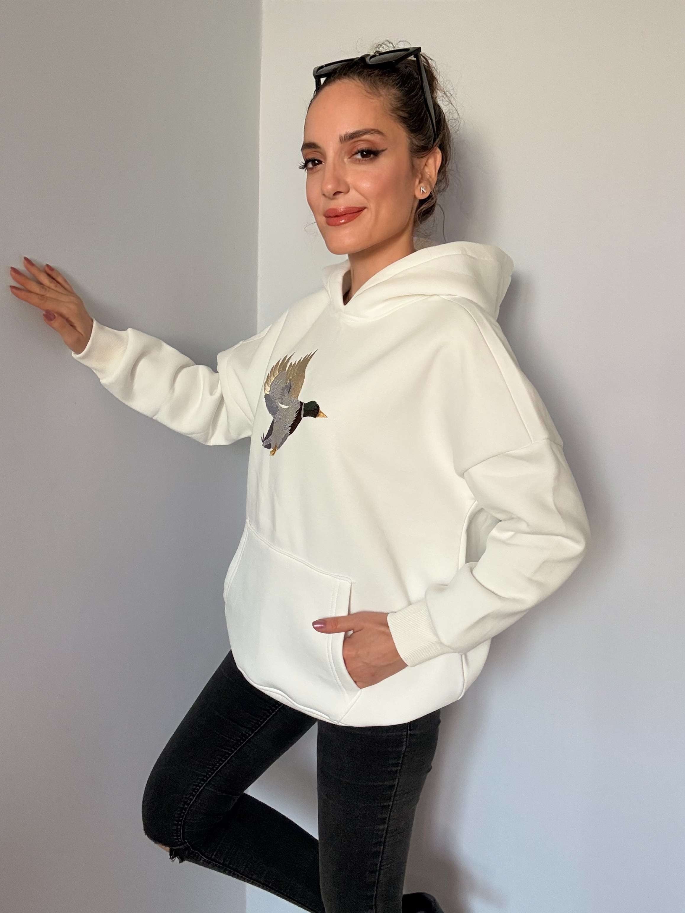 Beyaz Önü Nakış İşleme Şardonlu Sweatshirt