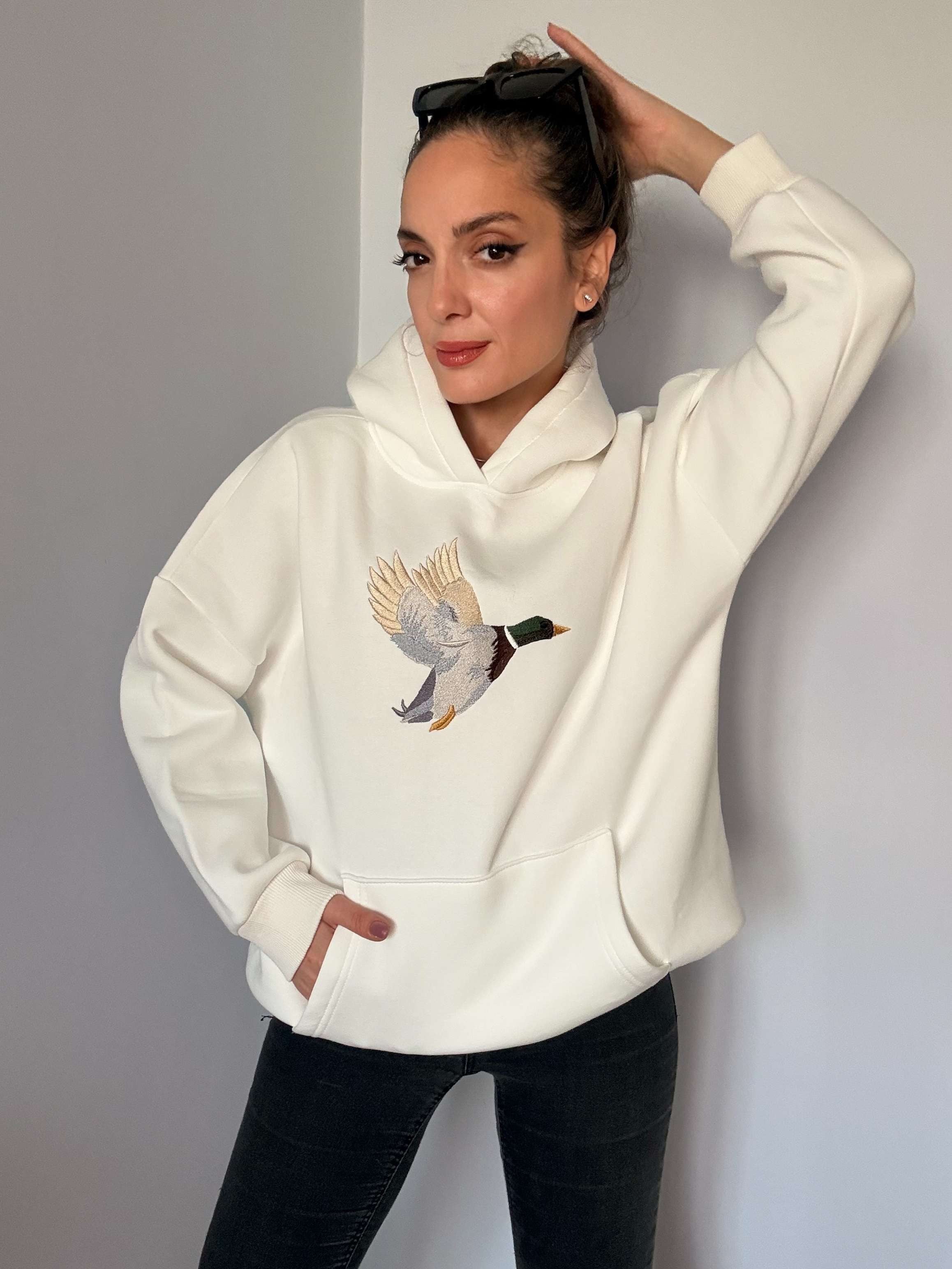 Beyaz Önü Nakış İşleme Şardonlu Sweatshirt