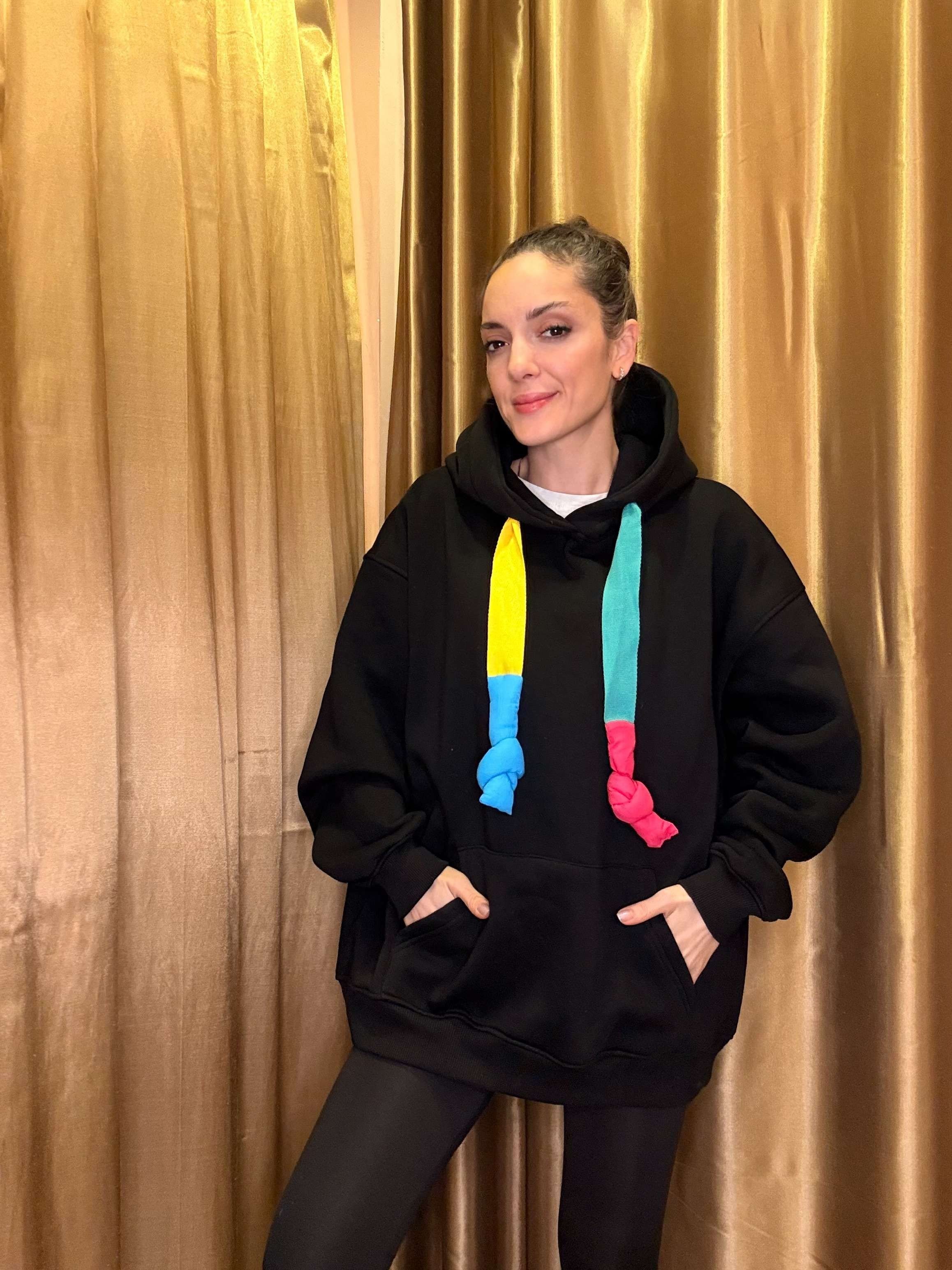 Renkli Kordon Detaylı Siyah Sweatshirt