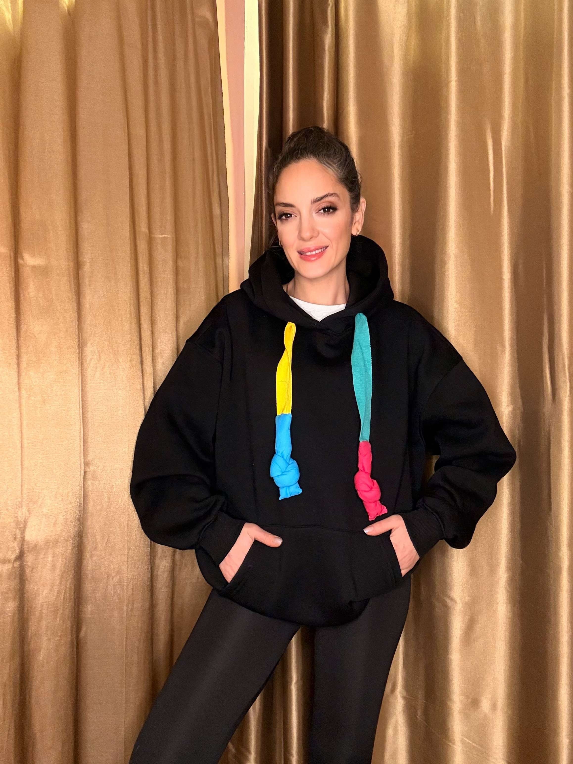 Renkli Kordon Detaylı Siyah Sweatshirt