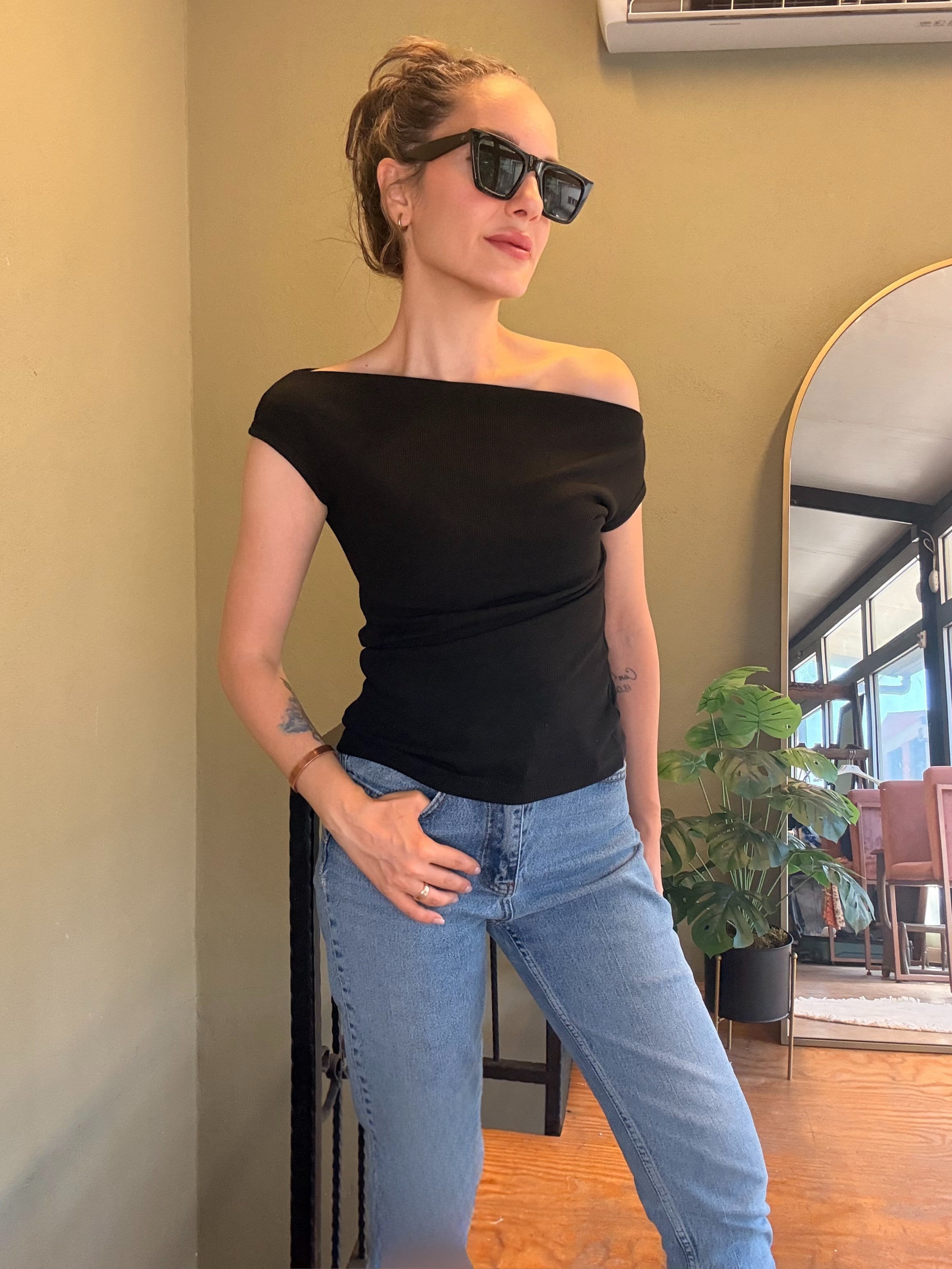 Siyah Geniş Yaka Tişört