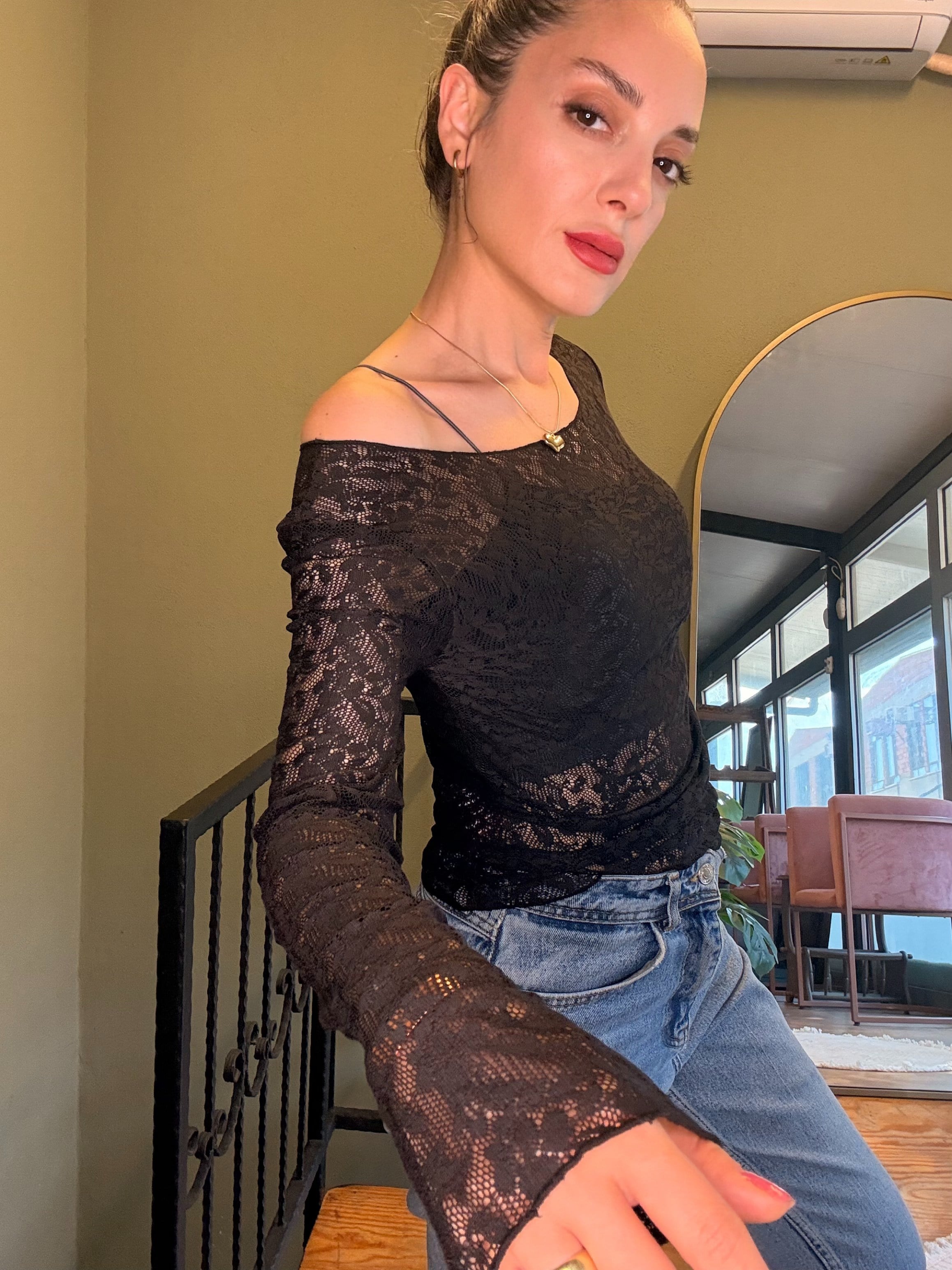 Siyah Kayık Yaka Dantel Bluz