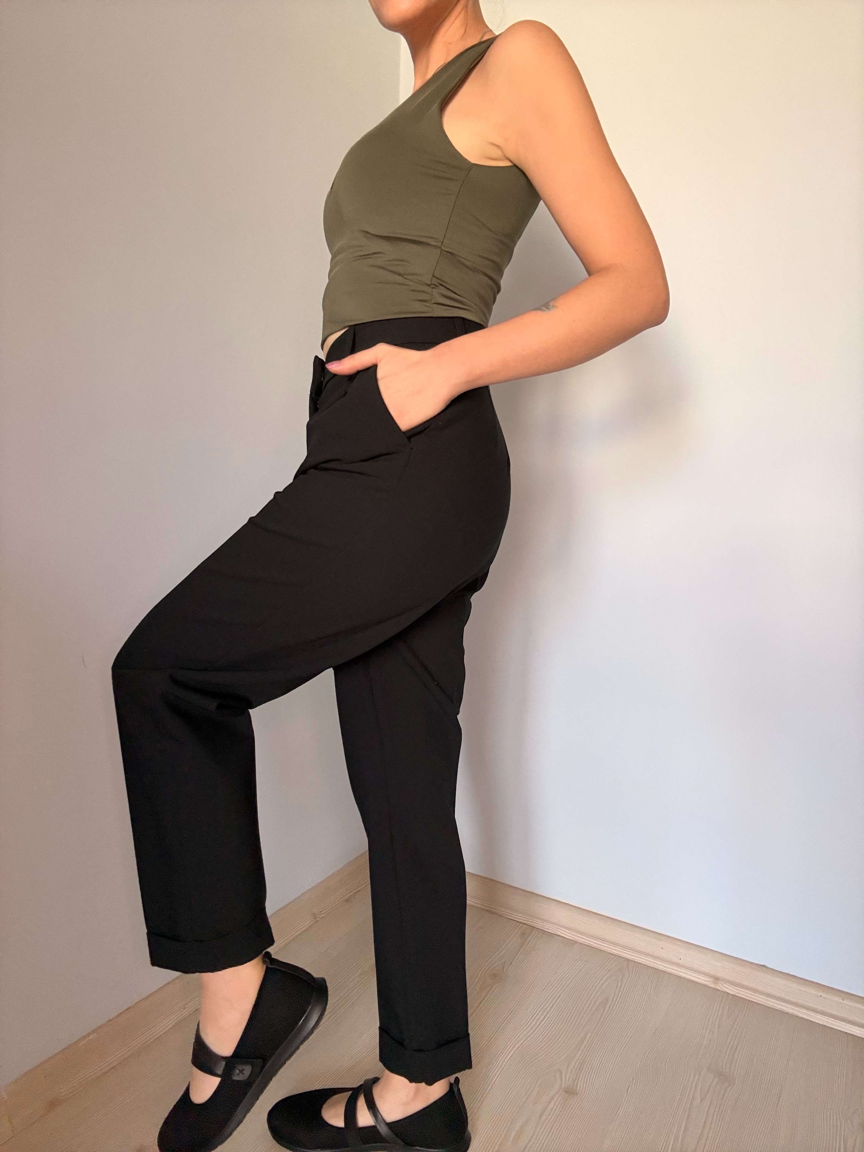 Siyah Kıvrık Paça Düz Fit Pantolon