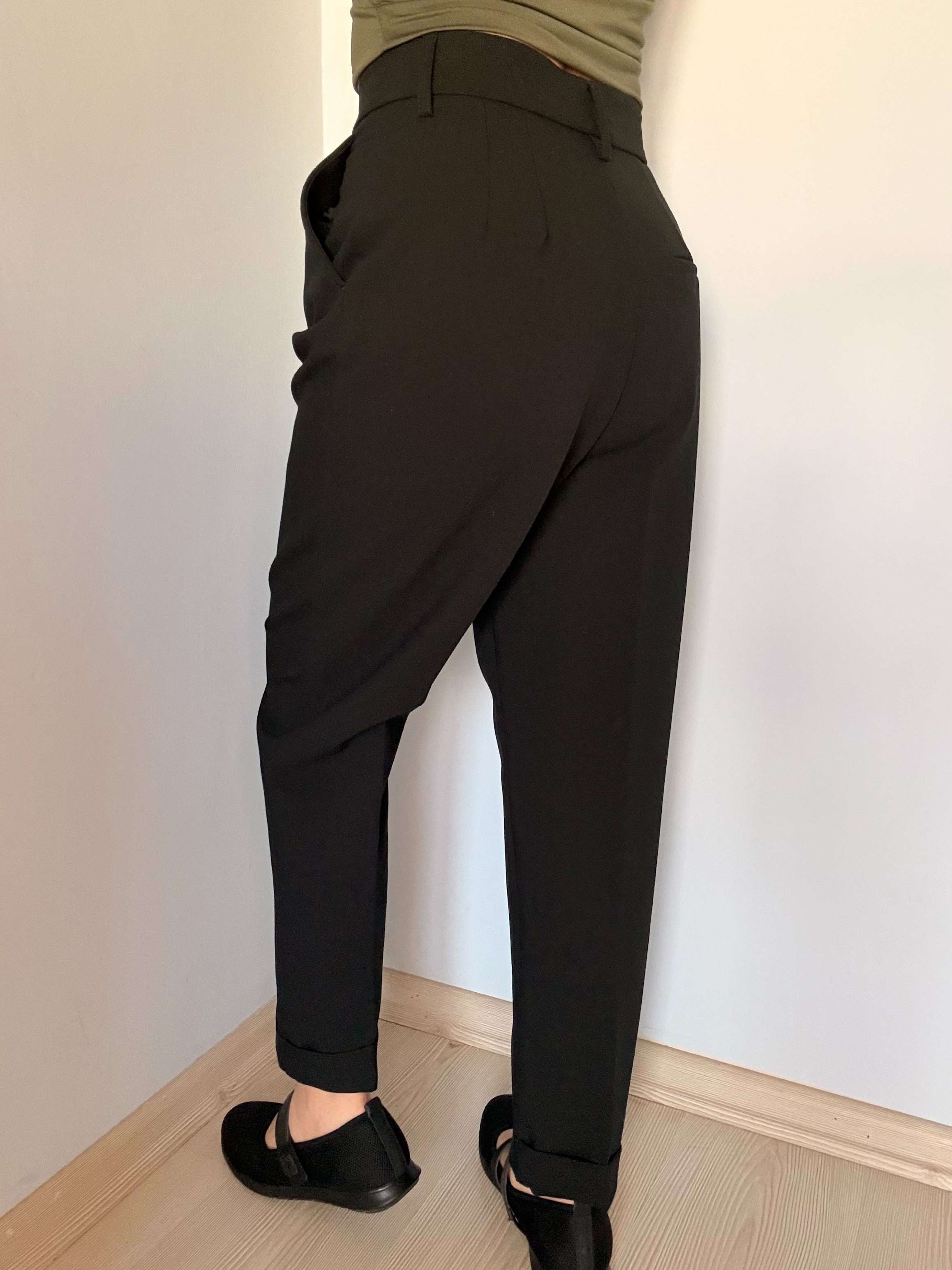 Siyah Kıvrık Paça Düz Fit Pantolon