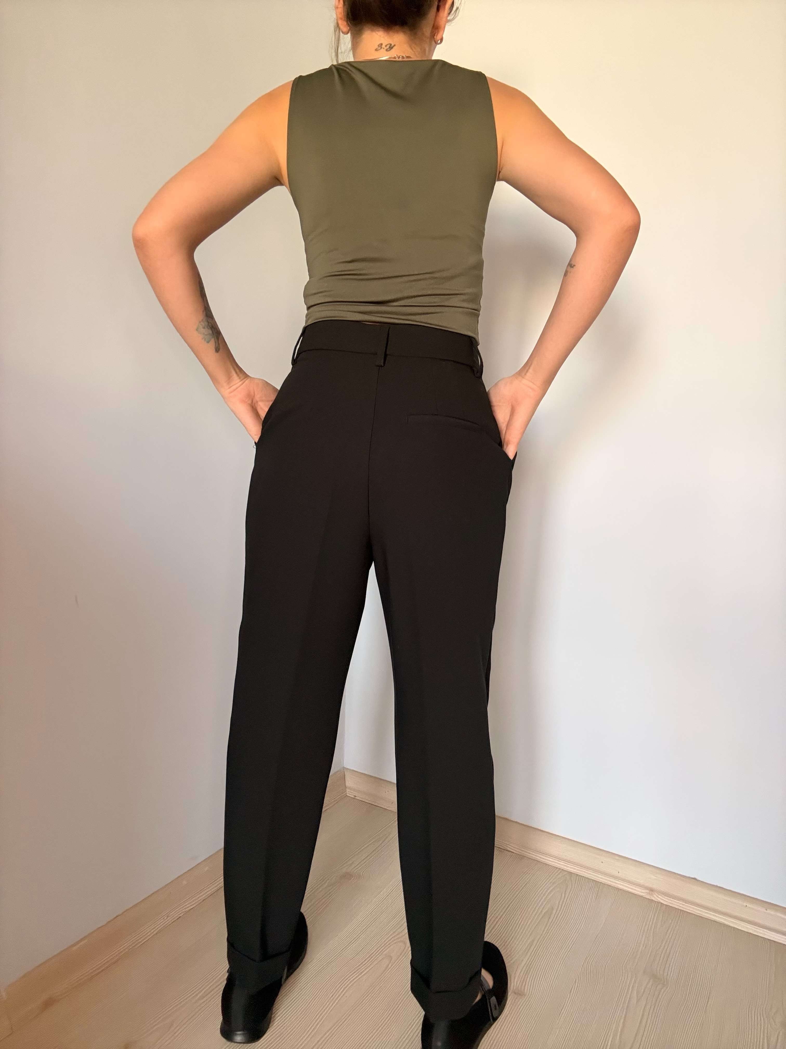 Siyah Kıvrık Paça Düz Fit Pantolon