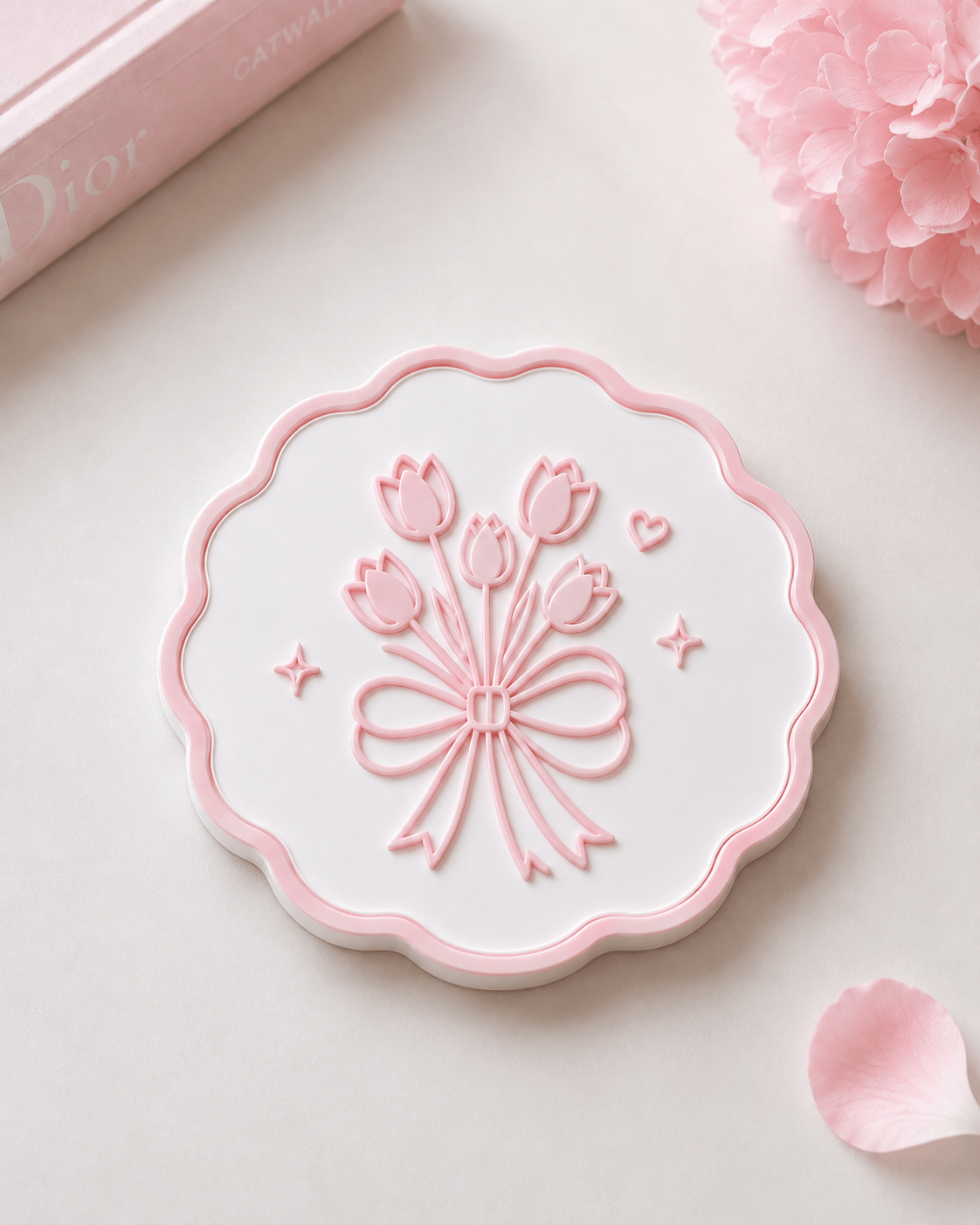 Kalpli Dekoratif Bardak Altlığı – Pembe & Beyaz Girly Tasarım | 3D Baskı Masa Dekoru