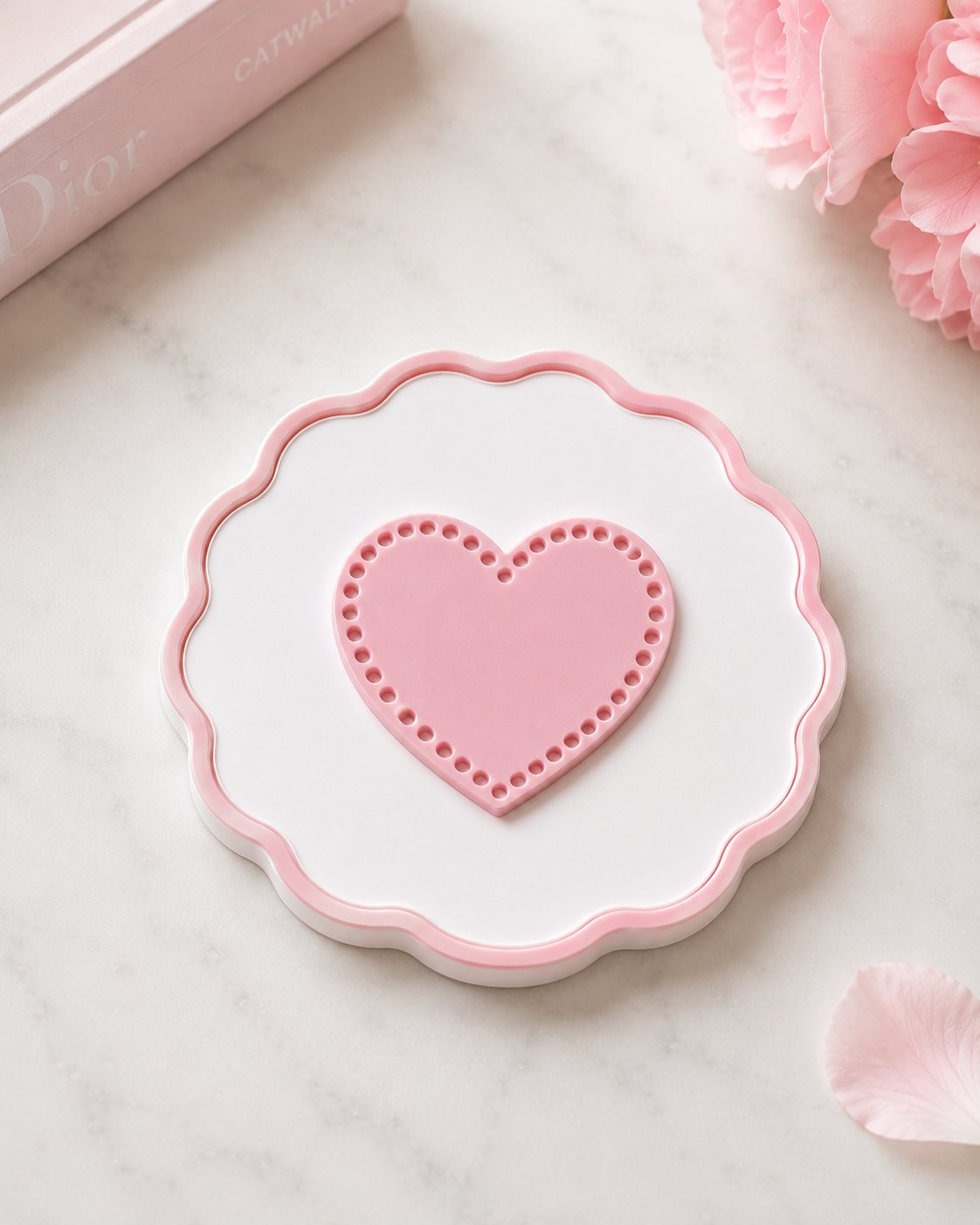 Kalpli Dekoratif Bardak Altlığı – Pembe & Beyaz Girly Tasarım | 3D Baskı Masa Dekoru