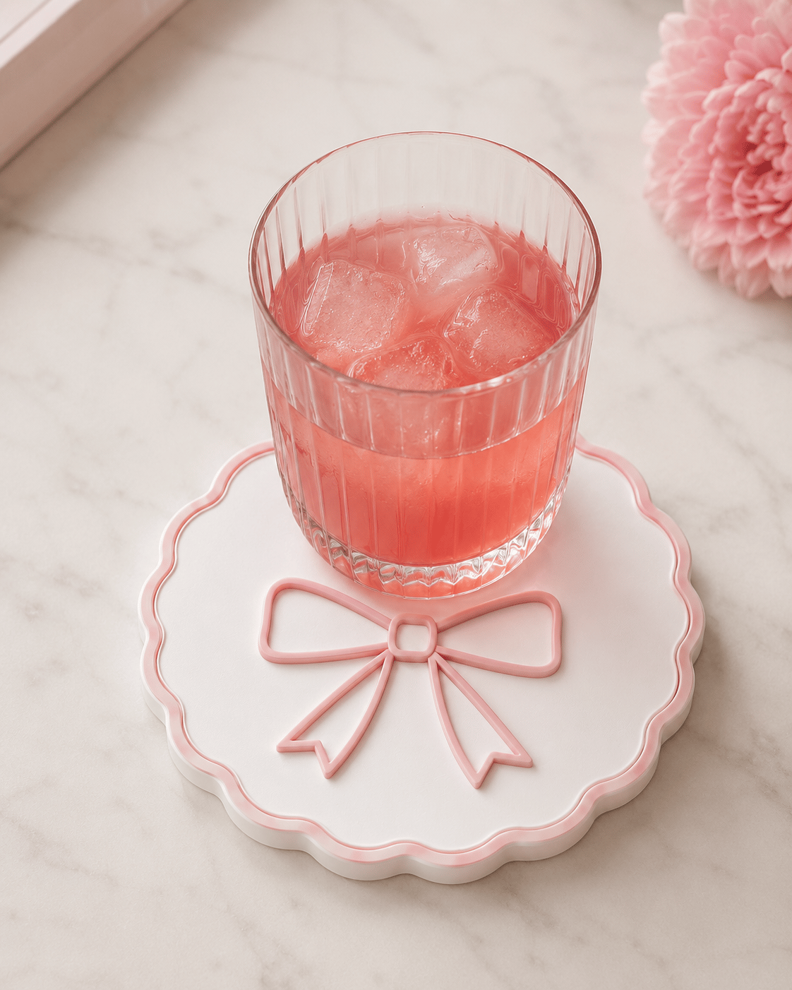 Kalpli Dekoratif Bardak Altlığı – Pembe & Beyaz Girly Tasarım | 3D Baskı Masa Dekoru