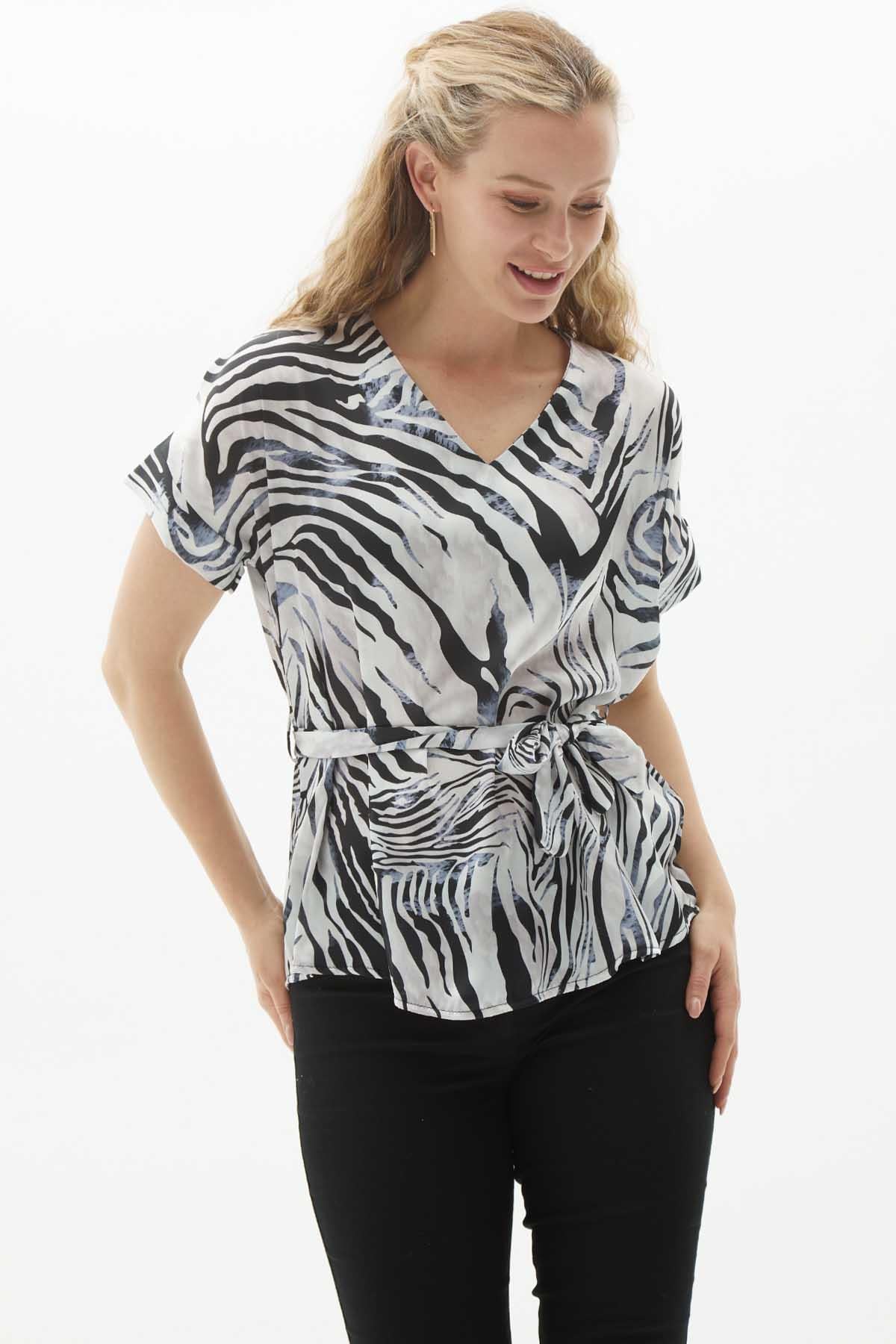 V Yaka Düşük Kol Zebra Desen Bluz  /  SİYAH
