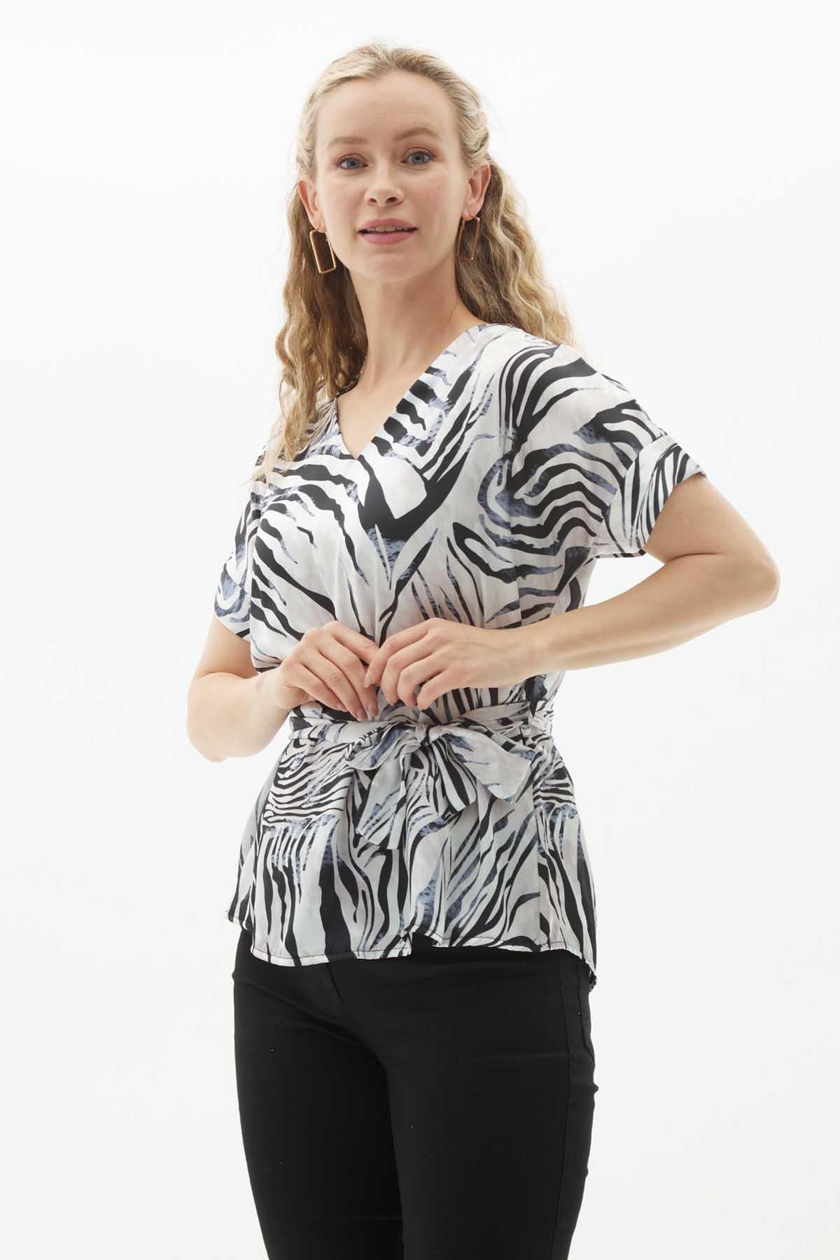 V Yaka Düşük Kol Zebra Desen Bluz  /  SİYAH