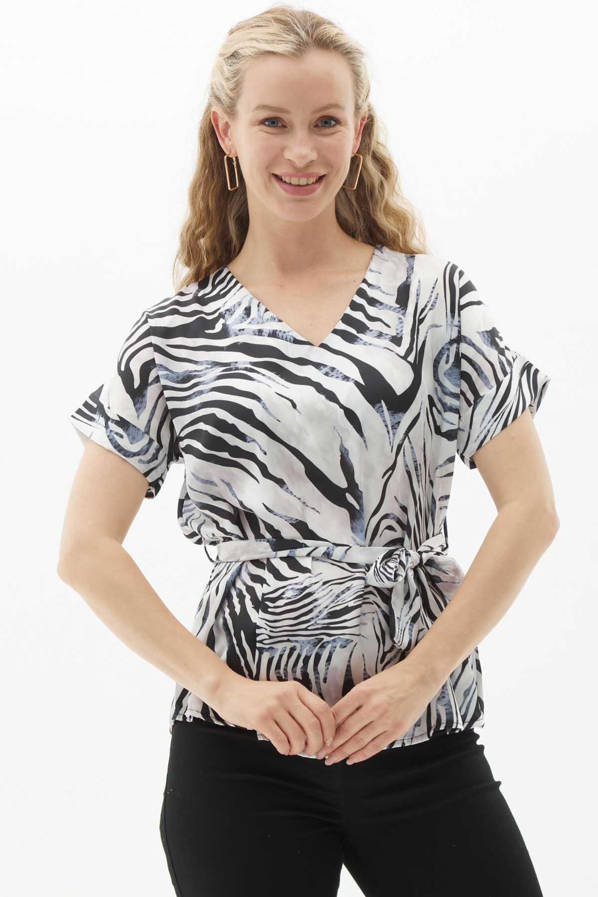 V Yaka Düşük Kol Zebra Desen Bluz  /  SİYAH