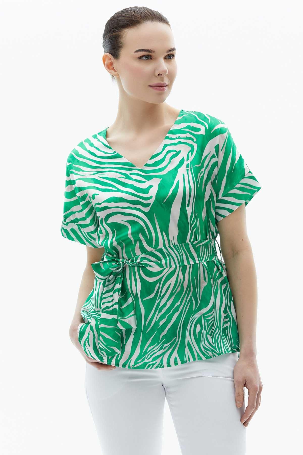 V Yaka Düşük Kol Zebra Desen Bluz  /  YEŞİL