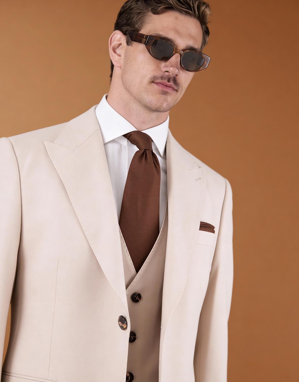 Erkek Yelekli Takım Elbise Kırlangıç Yaka  Modern Fit Bej