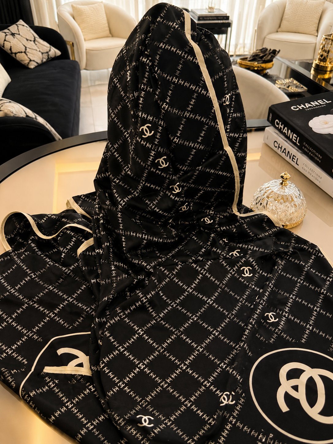 Monogram Desenli Omuz Şal 