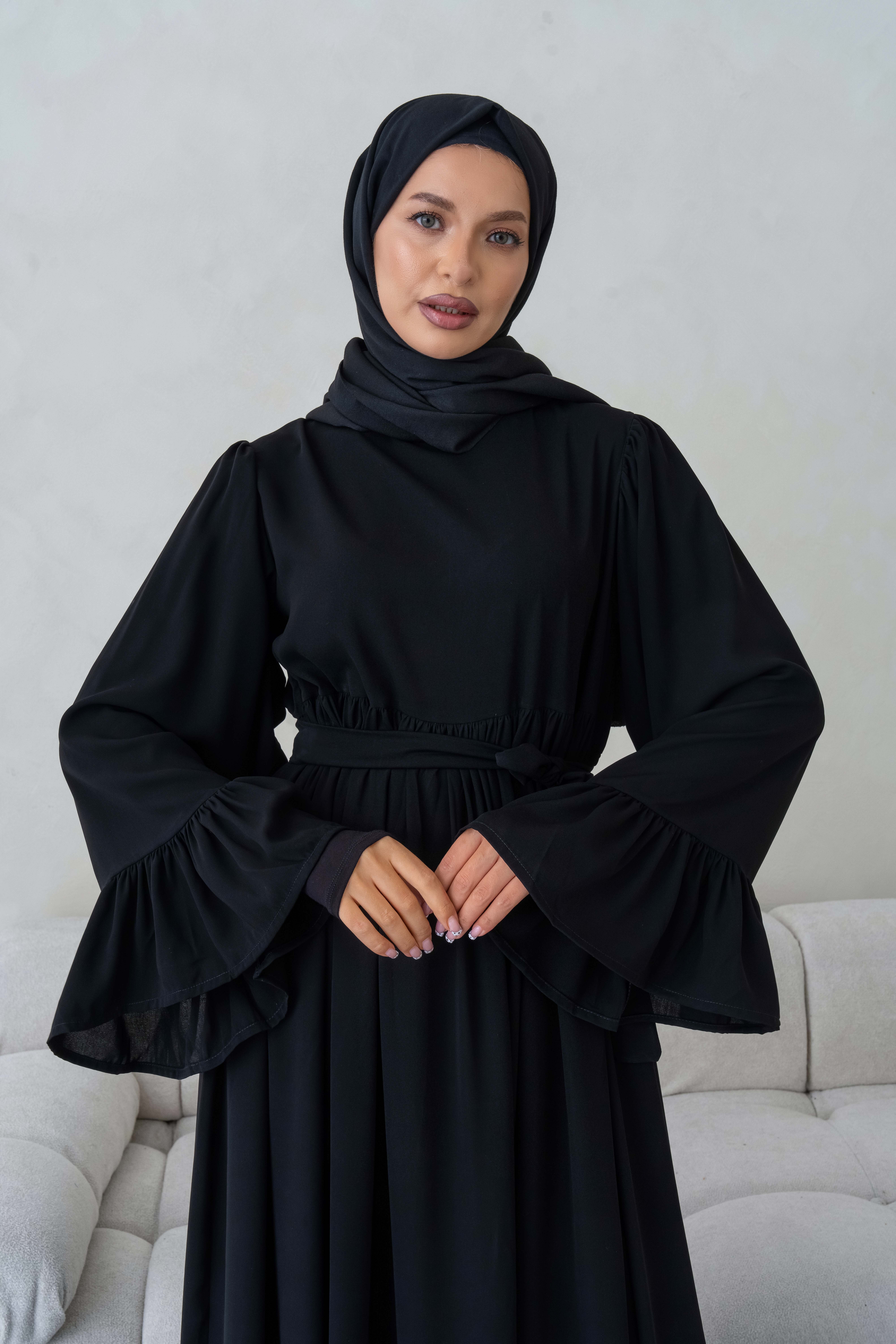 Siyah Kolları Fırfırlı Medine İpeği Tesettür Elbise 
