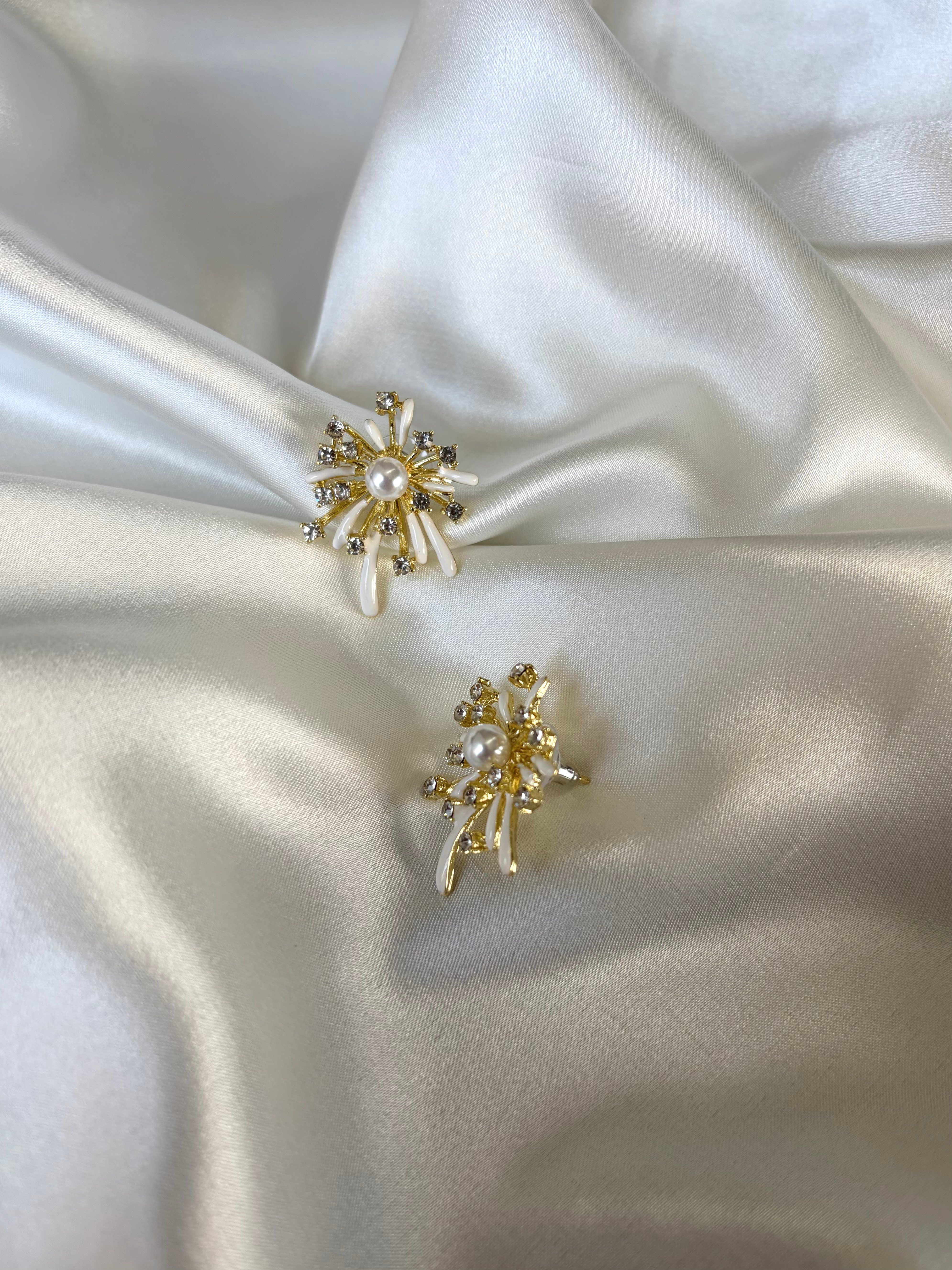 Kadın Gold Detaylı İncili Taşlı Beyaz Tasarım Küpe